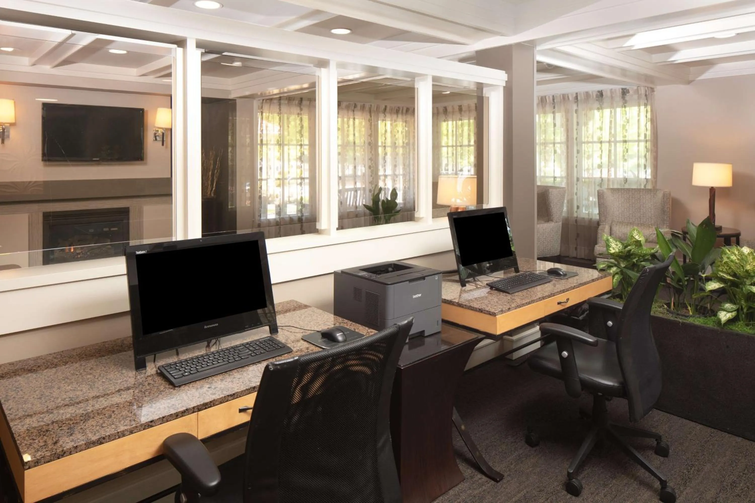 Communal lounge/ TV room in Red Lion Hotel Bellevue