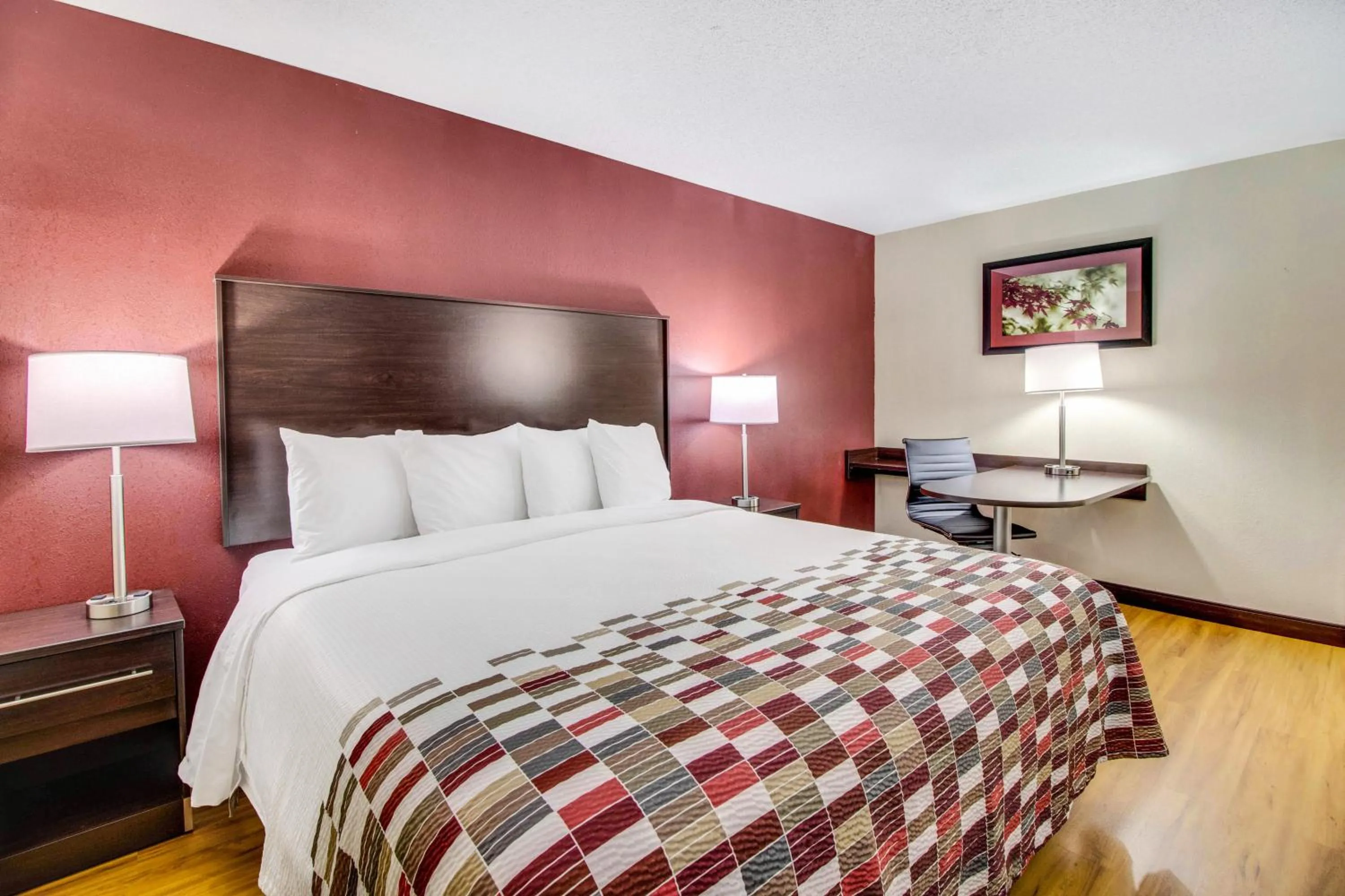 Photo of the whole room, Bed in Red Roof Inn Franklin, KY