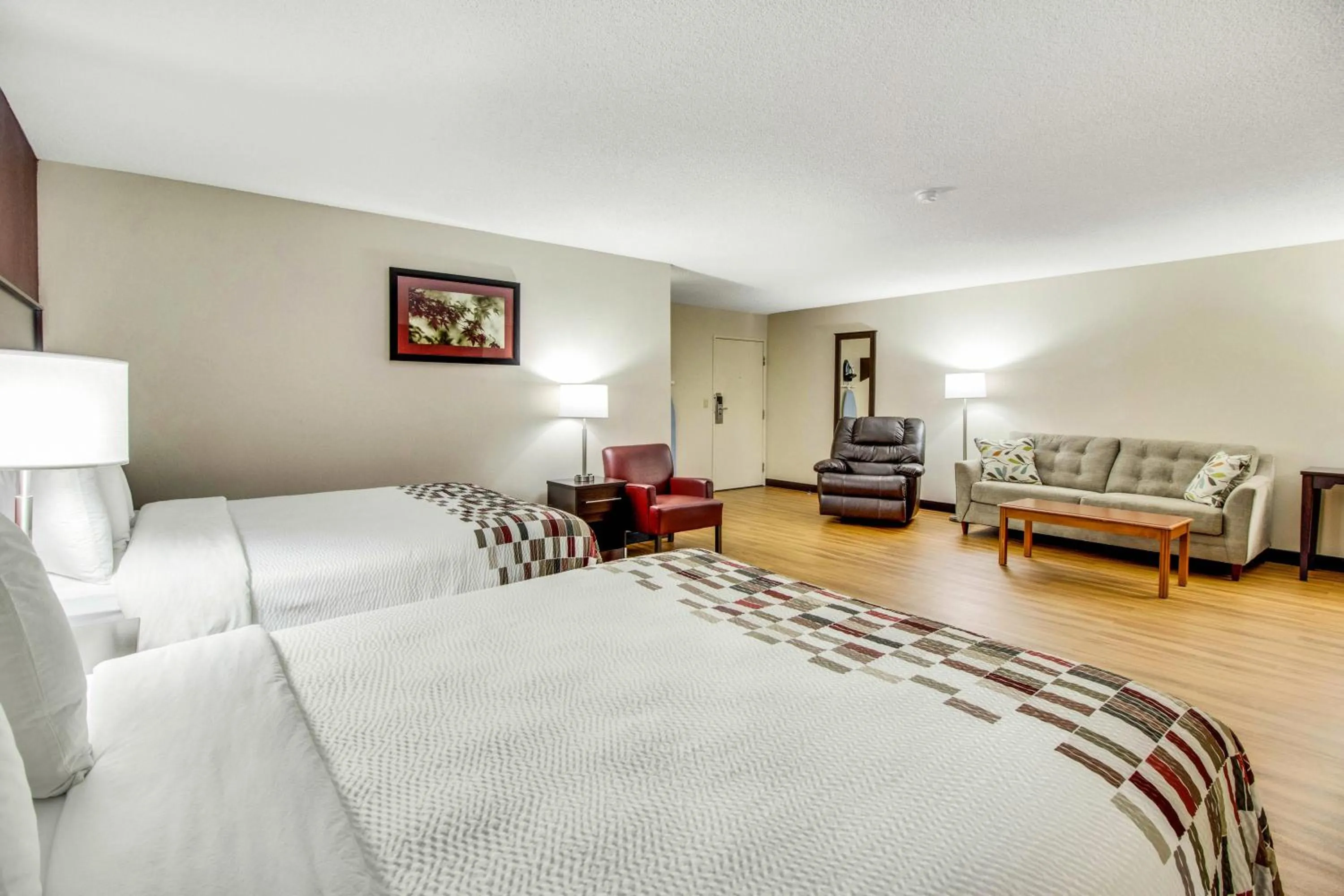 Photo of the whole room, Bed in Red Roof Inn Franklin, KY