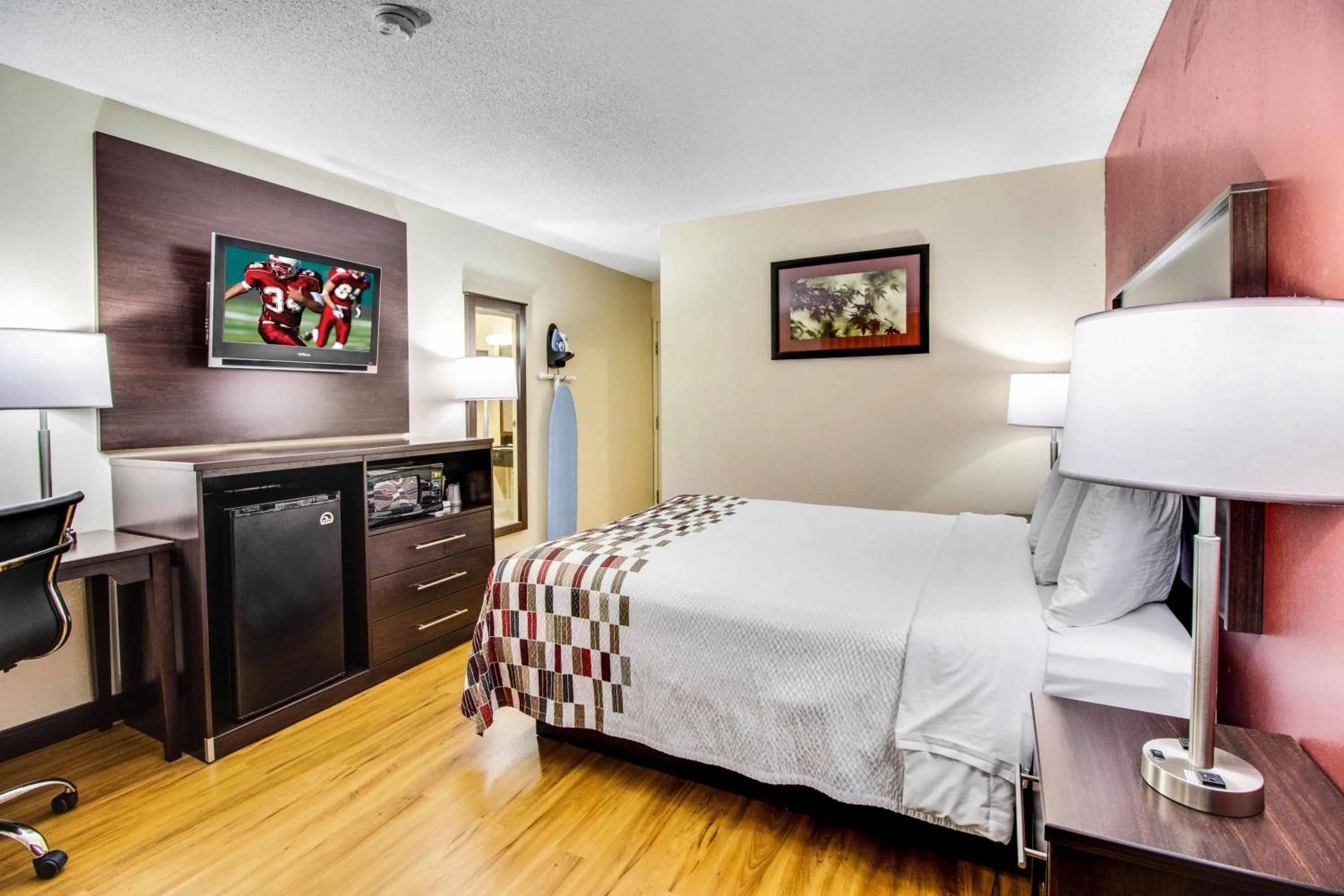 Photo of the whole room, Bed in Red Roof Inn Franklin, KY