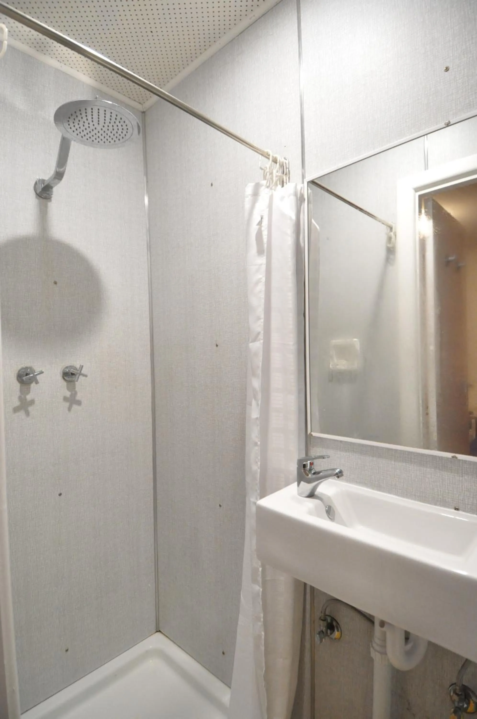 Shower in Selwyn Star Motel