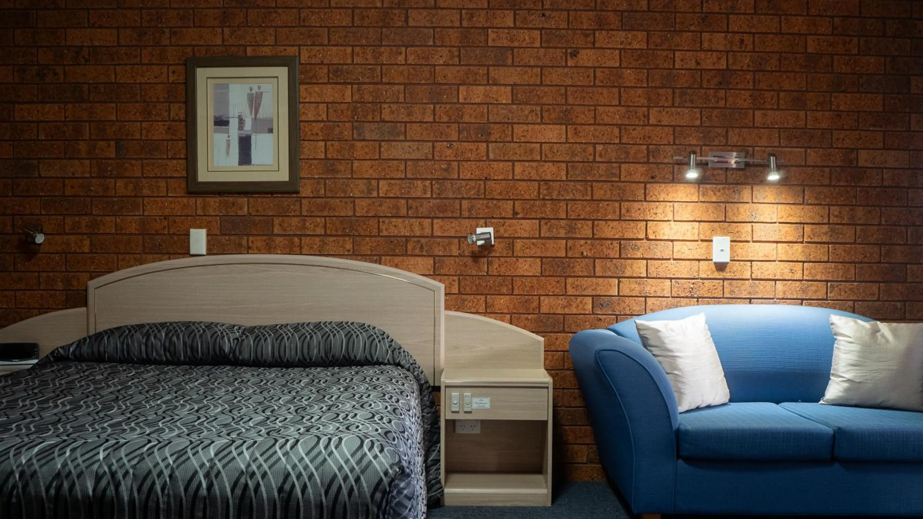 Photo of the whole room, Bed in Yambil Inn