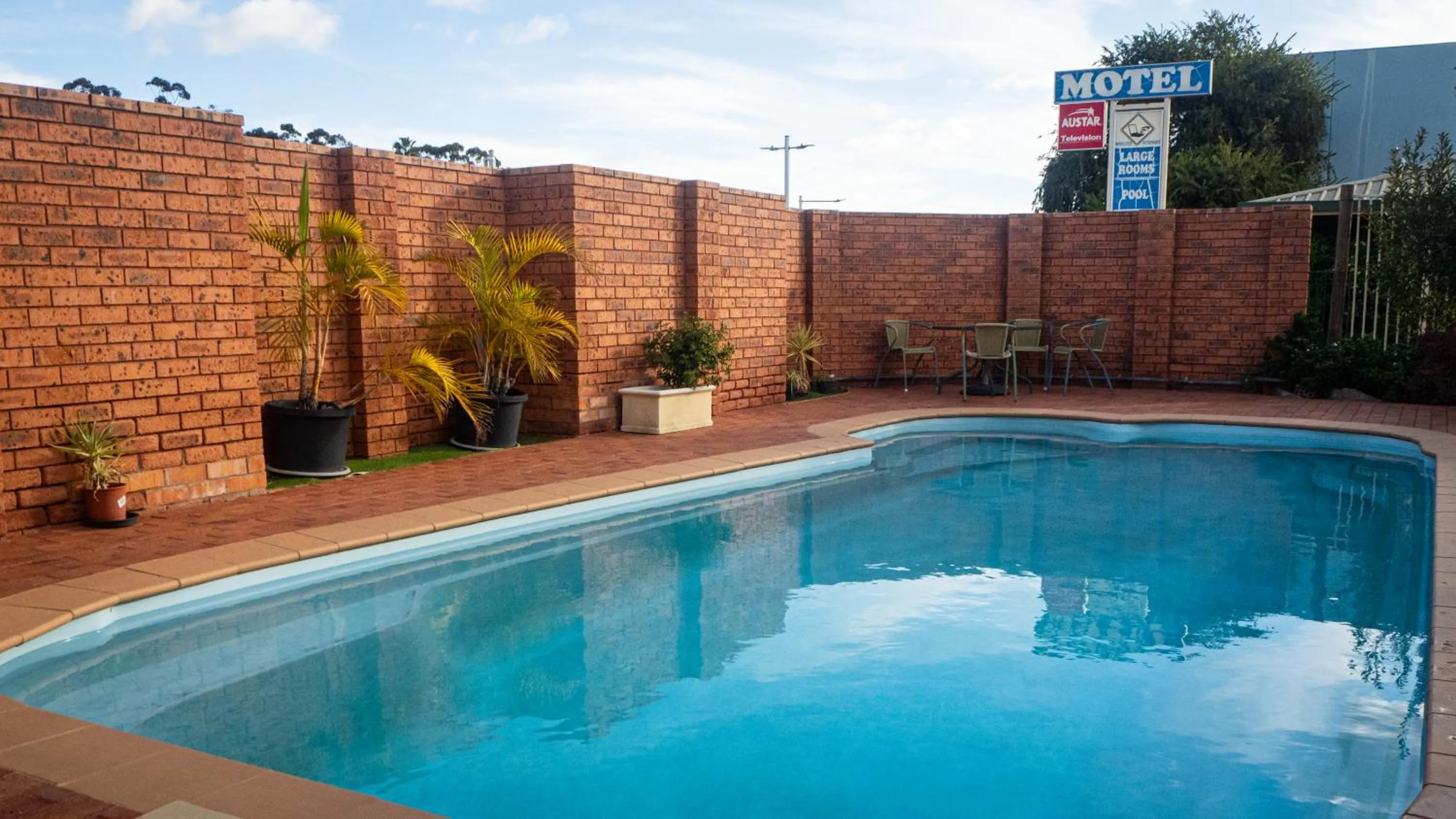 Swimming pool in Yambil Inn