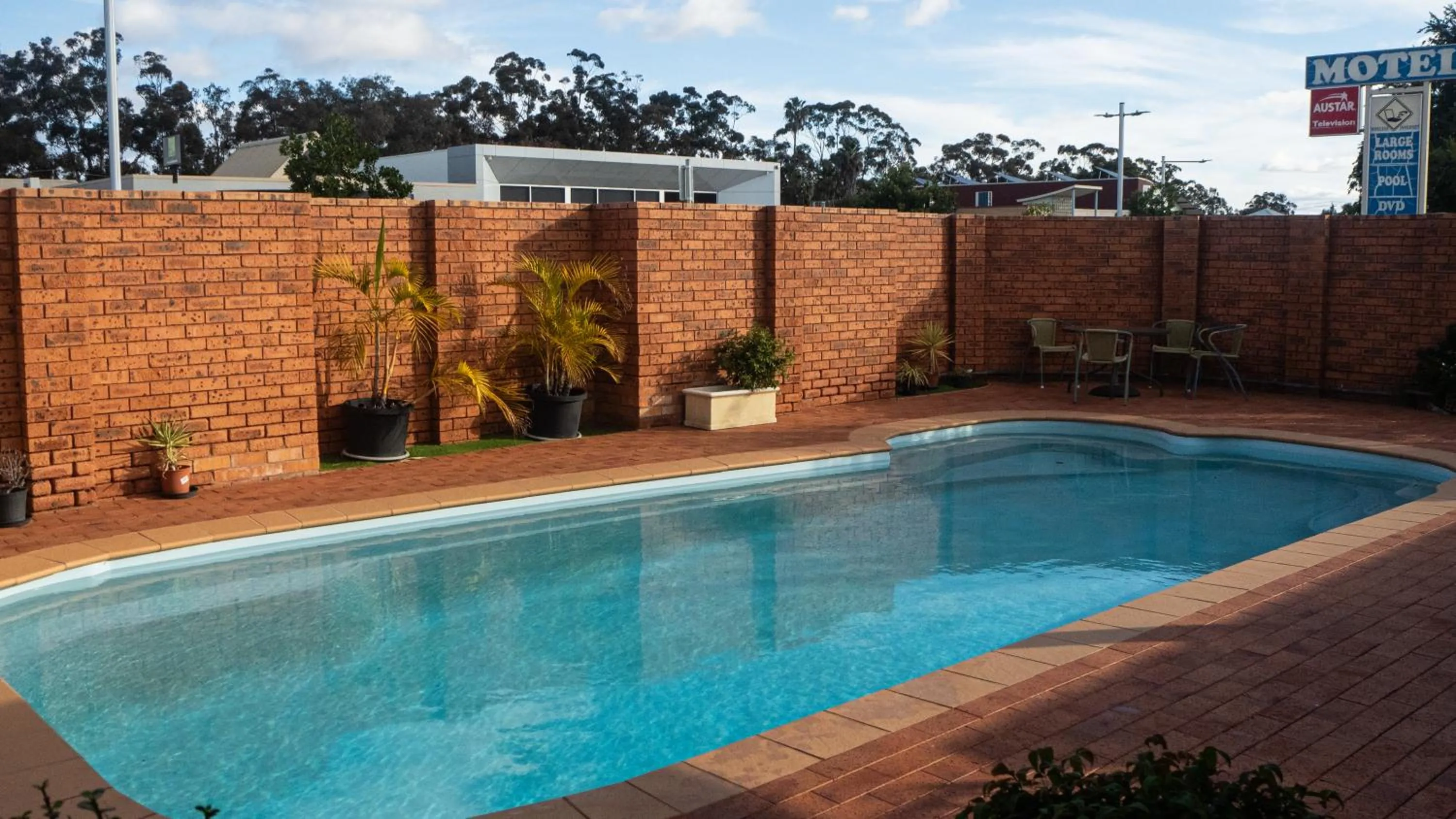 Swimming pool in Yambil Inn