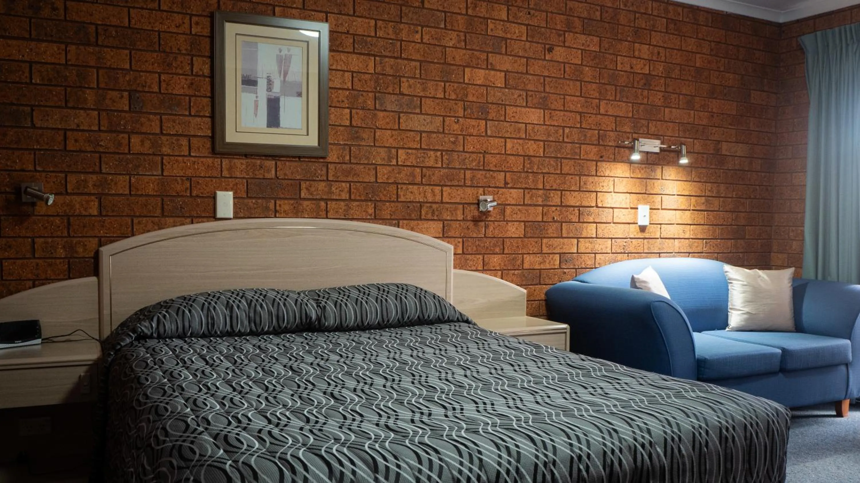 Photo of the whole room, Bed in Yambil Inn