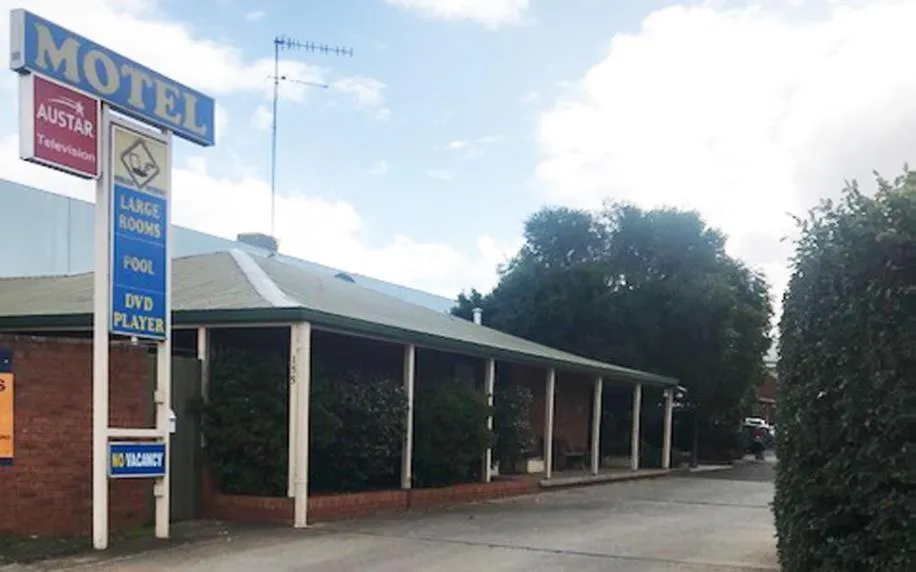 Facade/entrance in Yambil Inn