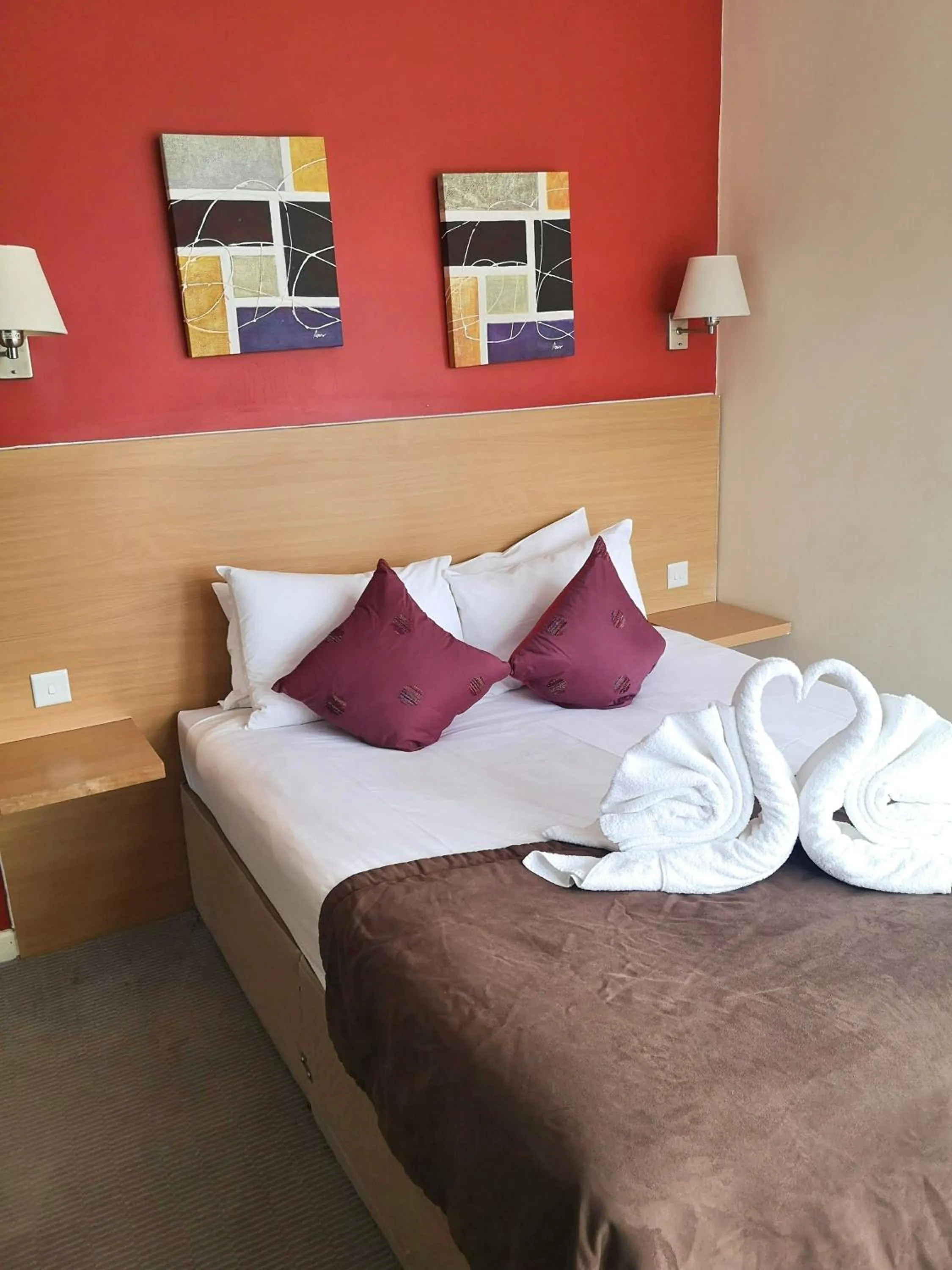 Bedroom, Bed in OYO The Luton Hotel