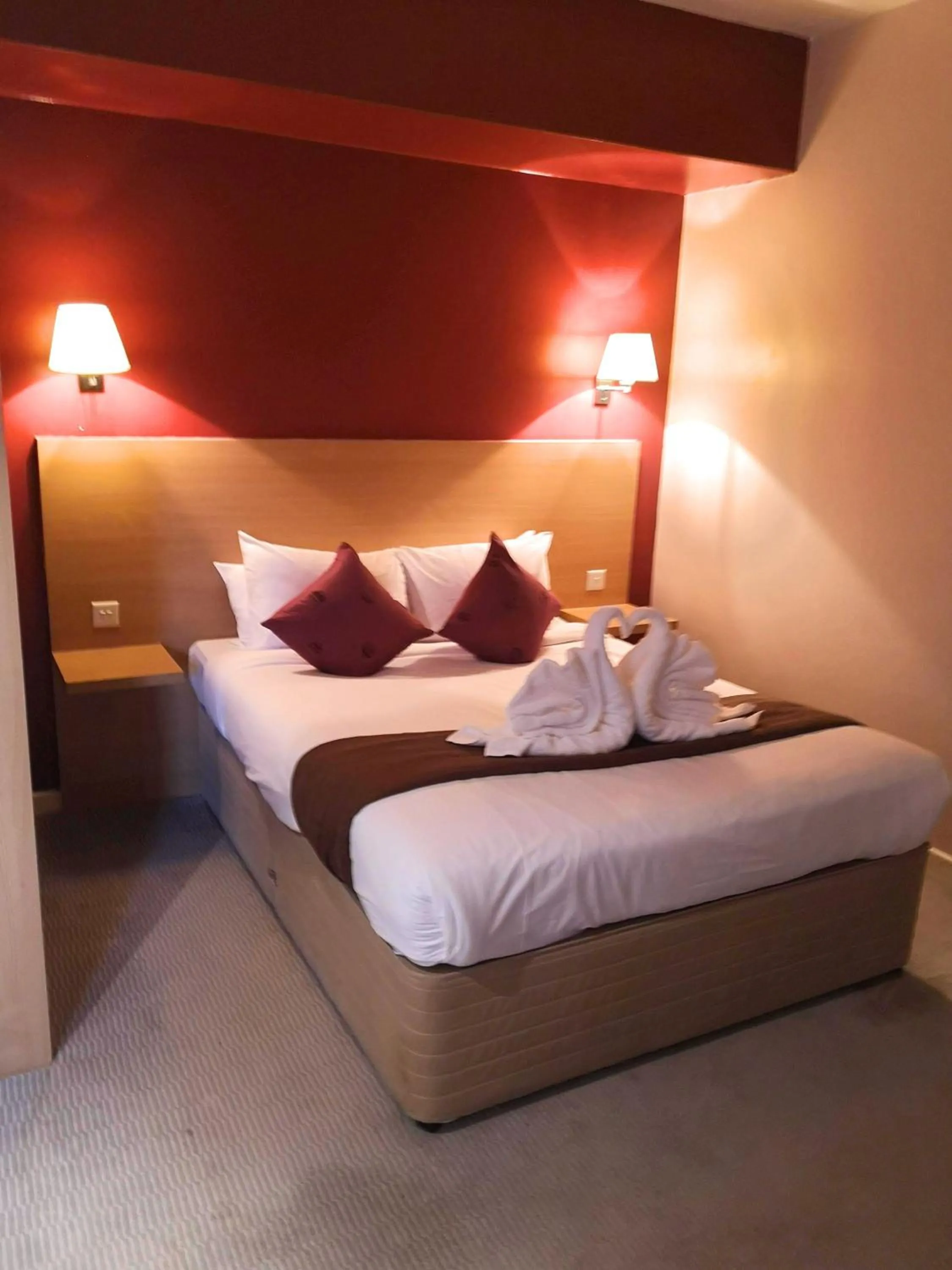 Bedroom, Bed in OYO The Luton Hotel