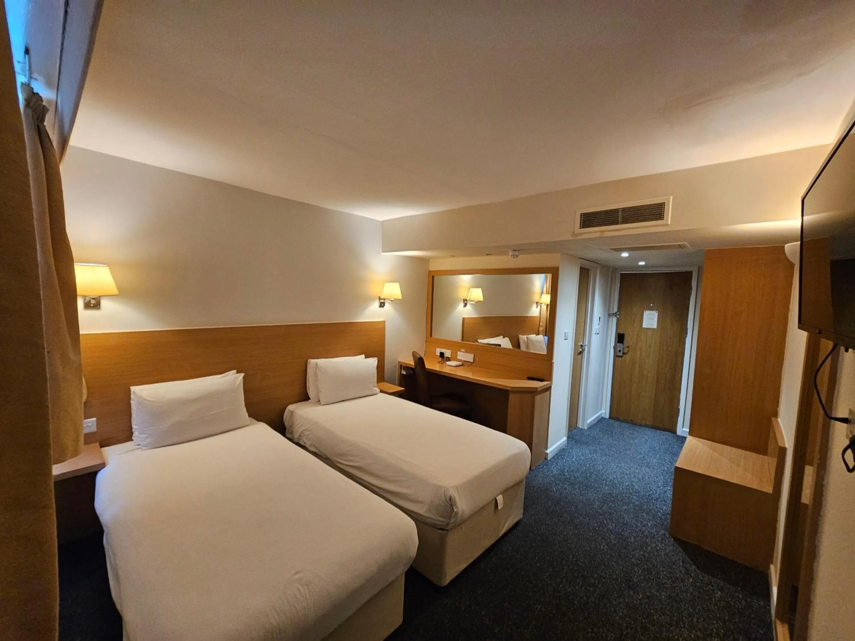 Bedroom, Bed in OYO The Luton Hotel