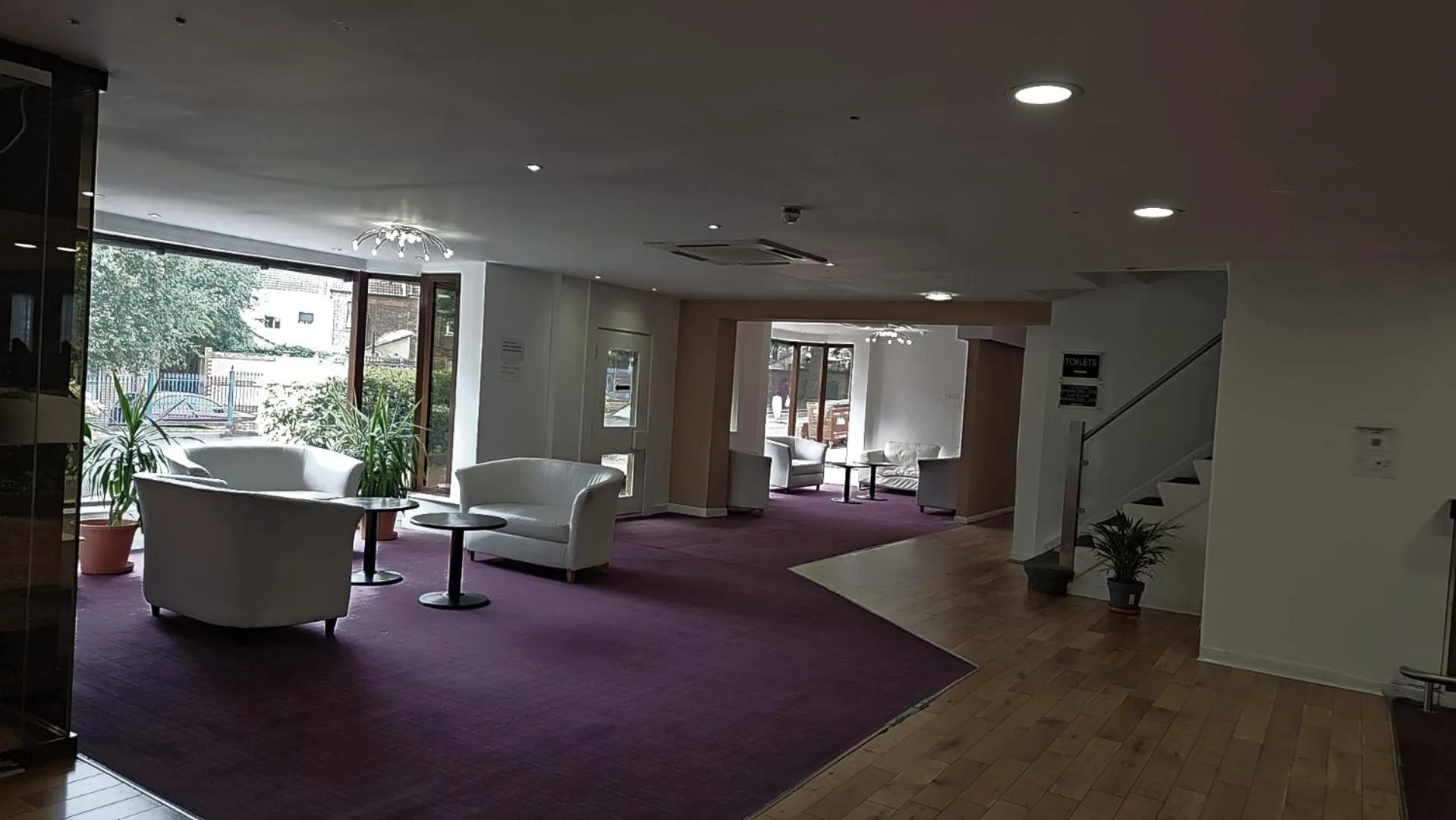 Lobby or reception in OYO The Luton Hotel