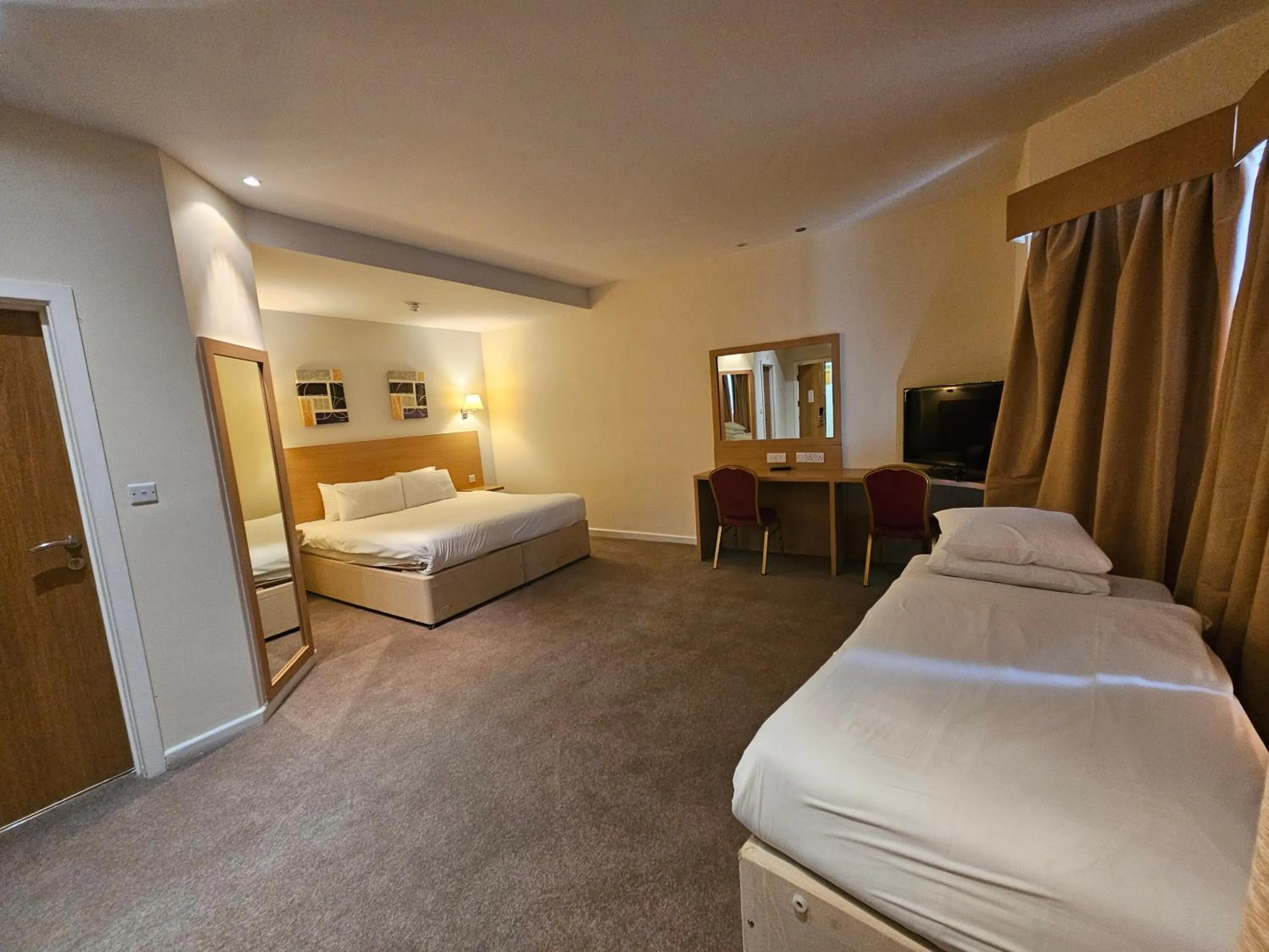 Bedroom, Bed in OYO The Luton Hotel