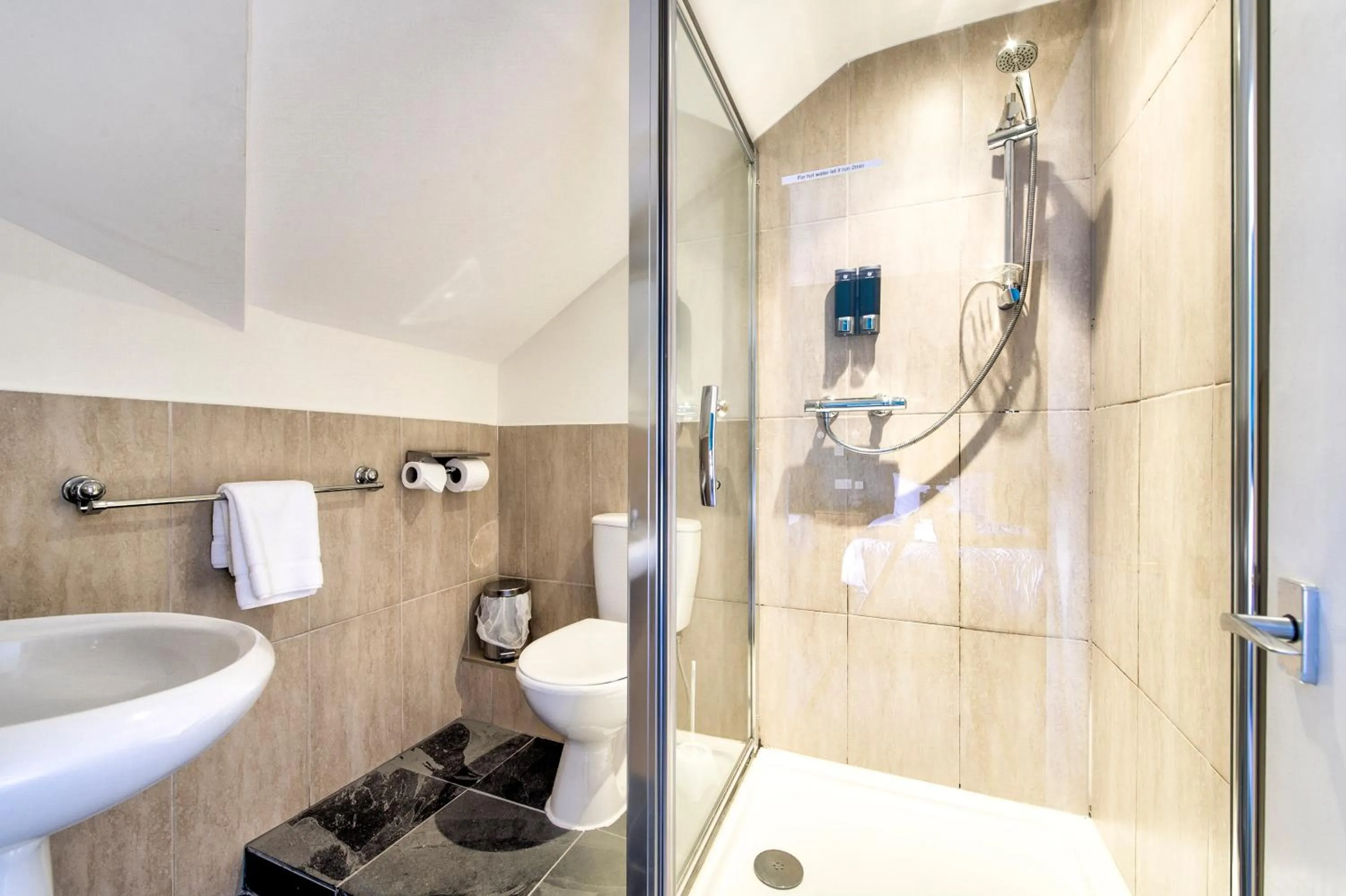 Shower in The Morar Hotel