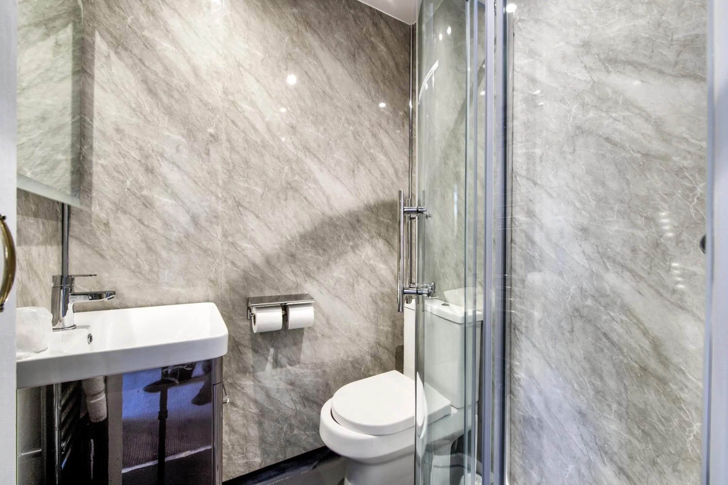 Toilet in The Morar Hotel