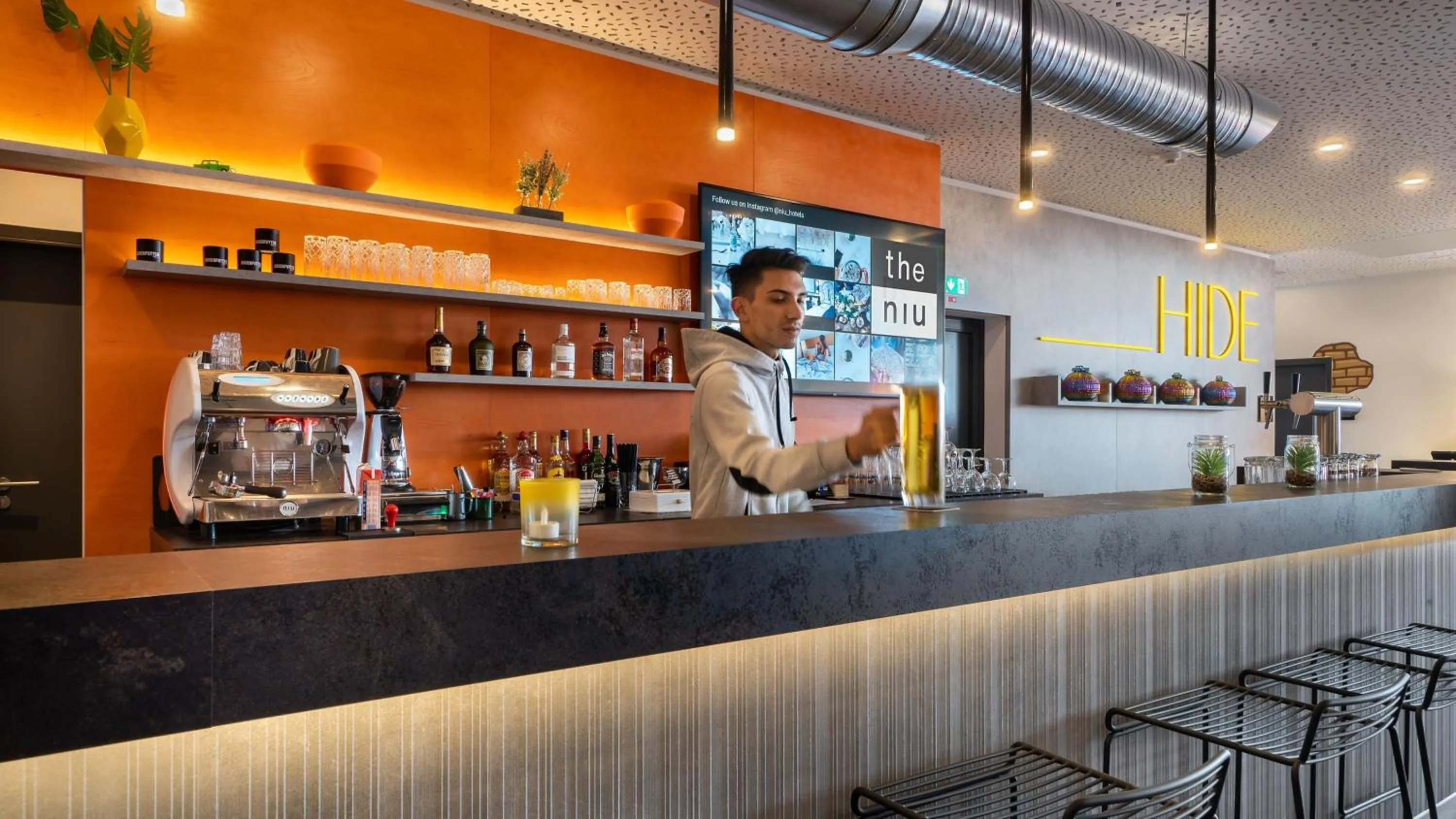 Lounge or bar in Holiday Inn - the niu, Hide Berlin Friedrichshain by IHG