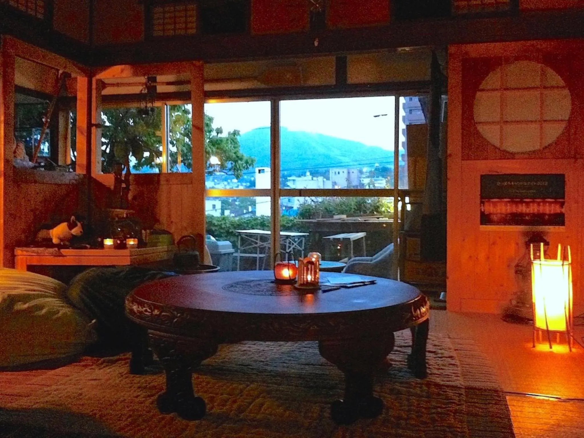 Communal lounge/ TV room in The Otaornai Backpacker's Hostel Morinoki