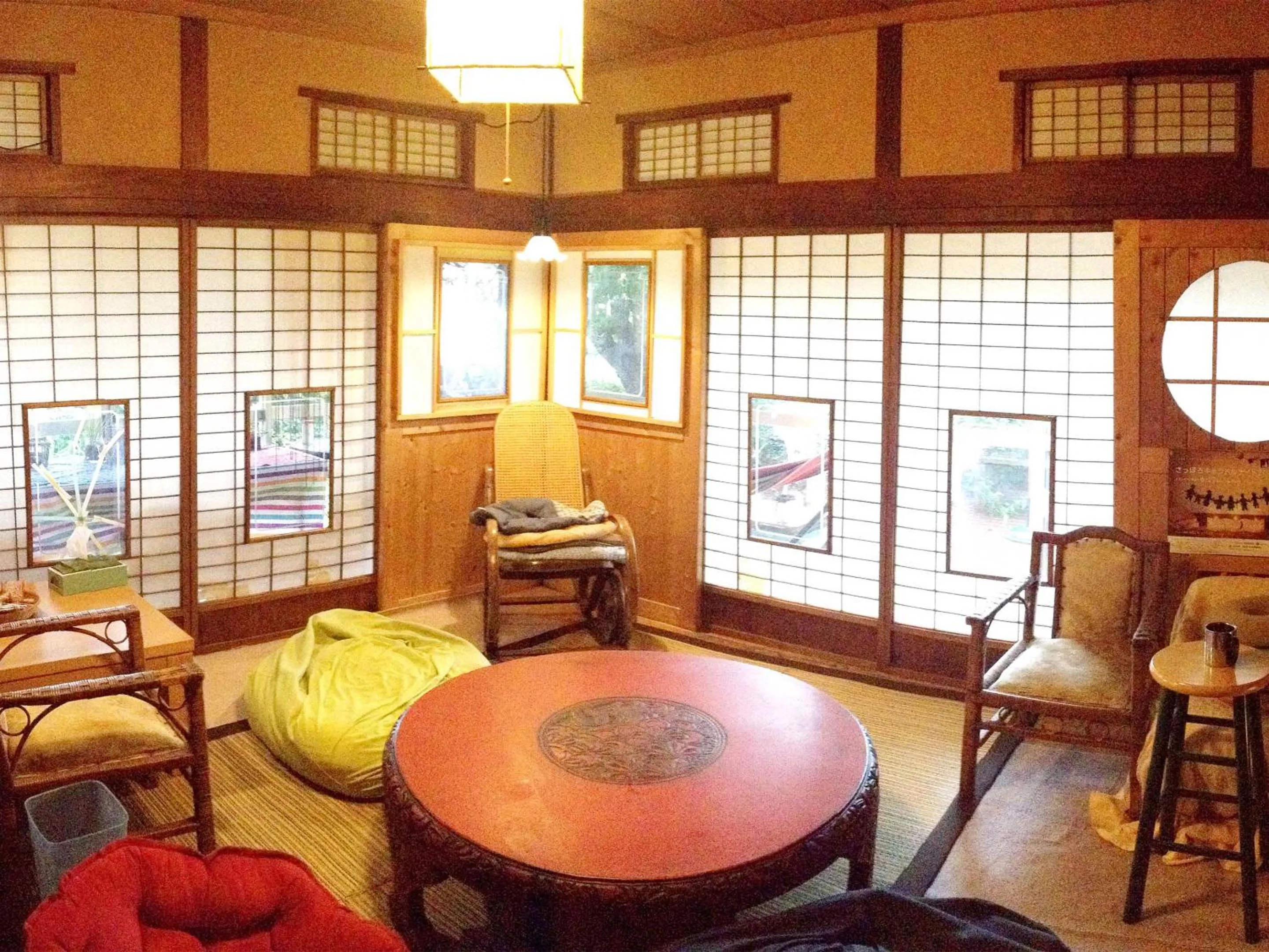 Communal lounge/ TV room in The Otaornai Backpacker's Hostel Morinoki