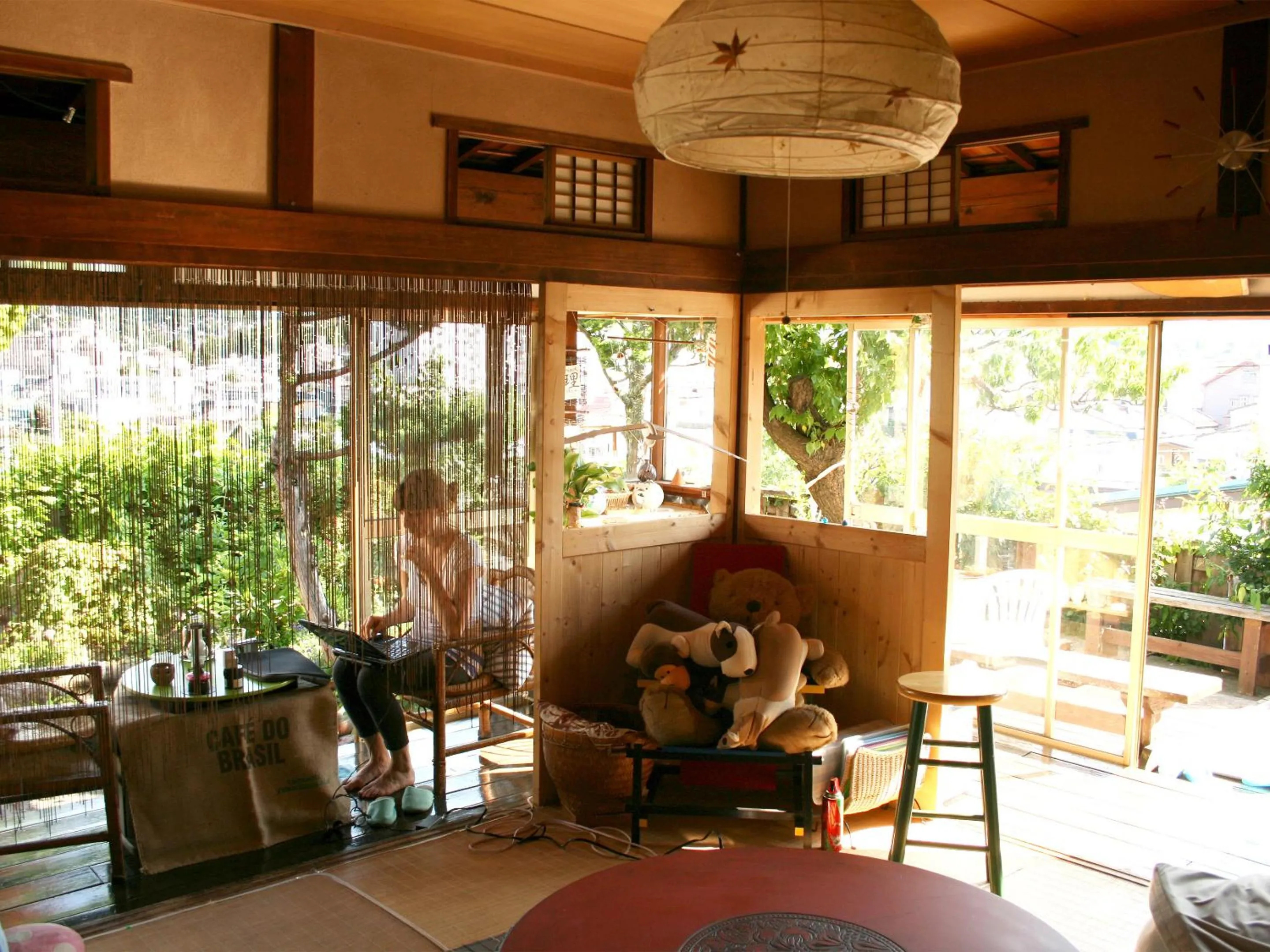 Communal lounge/ TV room in The Otaornai Backpacker's Hostel Morinoki