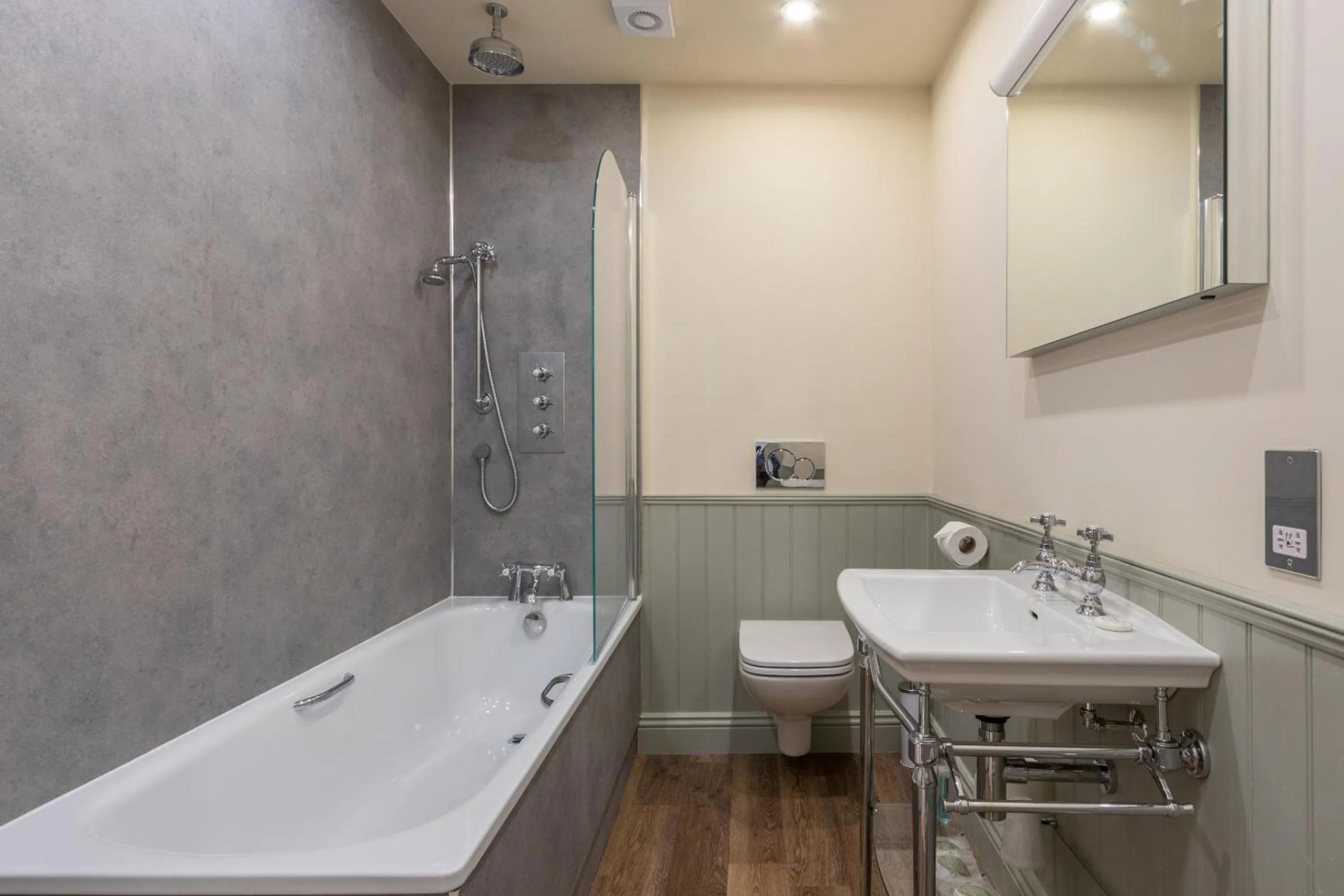 Shower in Windermere Park B&B inc Free off-site Health Club