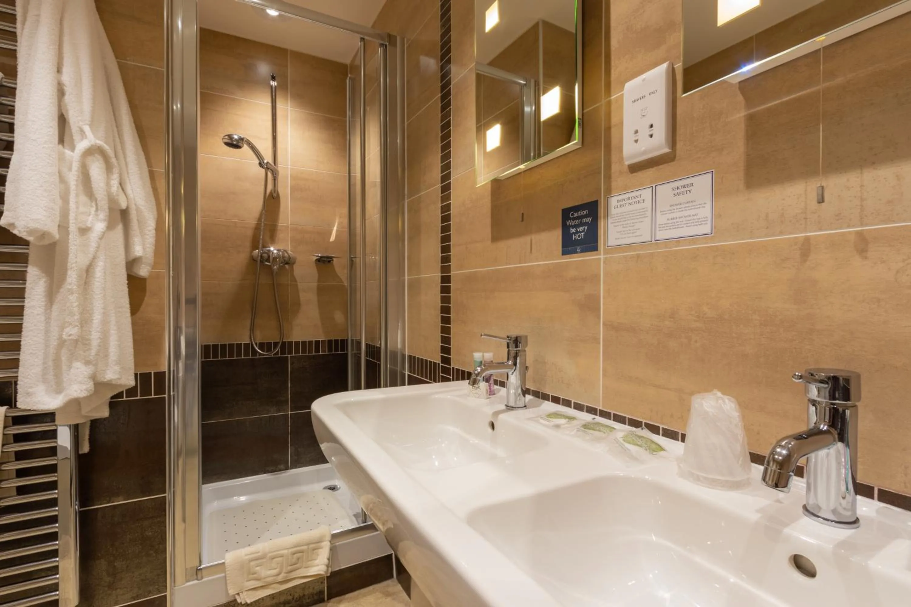Shower in Windermere Park B&B inc Free off-site Health Club