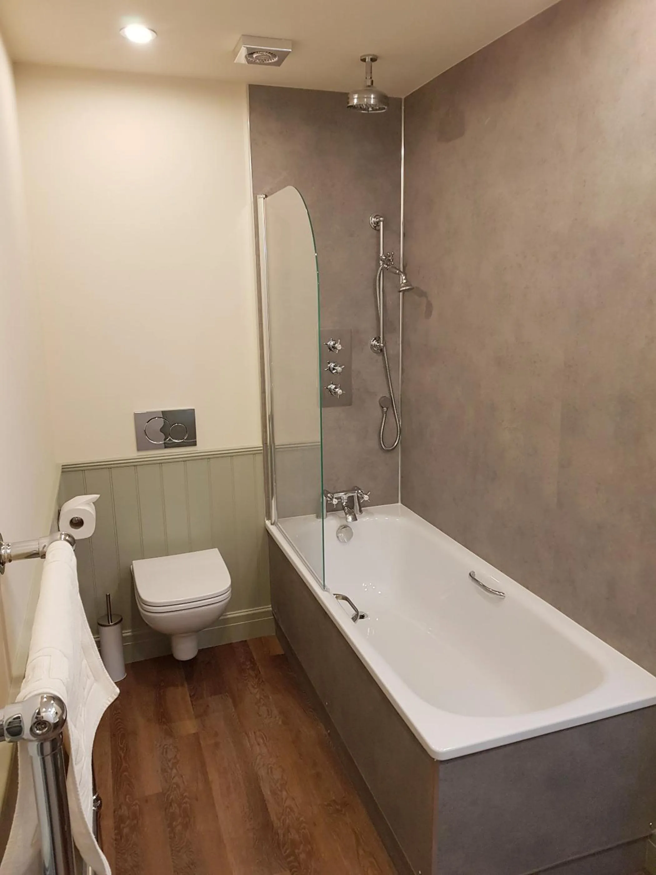 Bathroom in Windermere Park B&B inc Free off-site Health Club