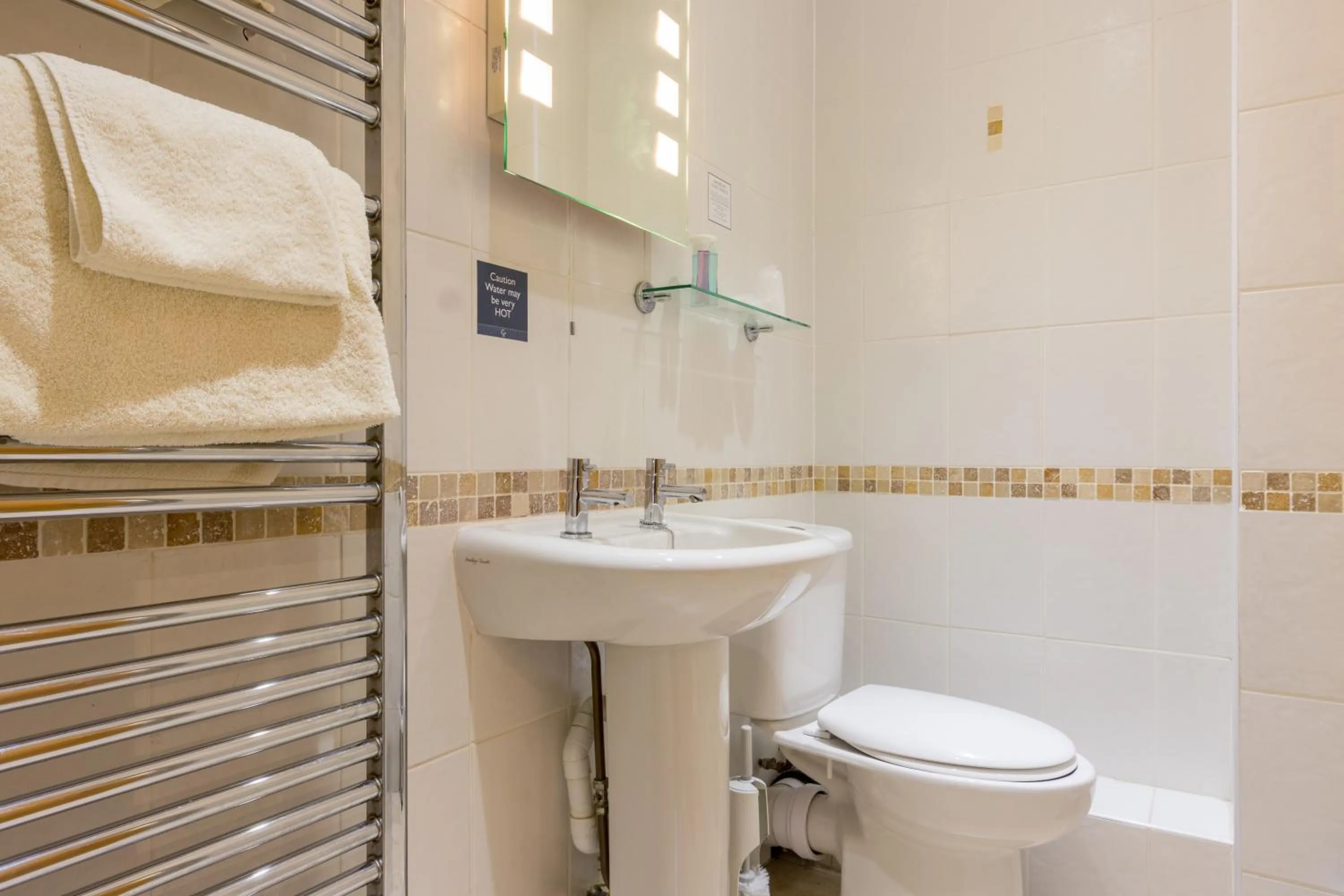 Toilet in Windermere Park B&B inc Free off-site Health Club