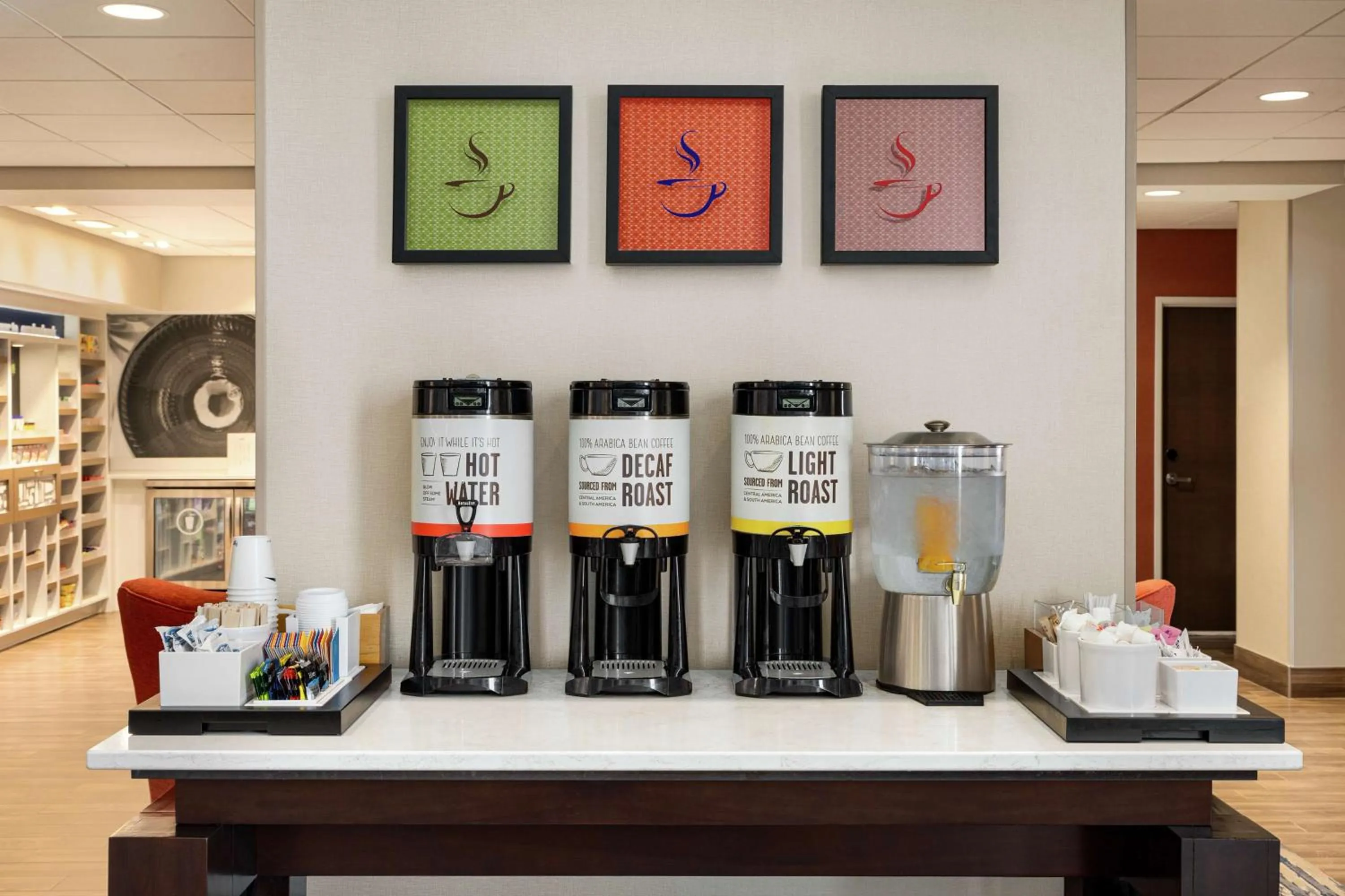 Dining area in Hampton Inn & Suites Overland Park South