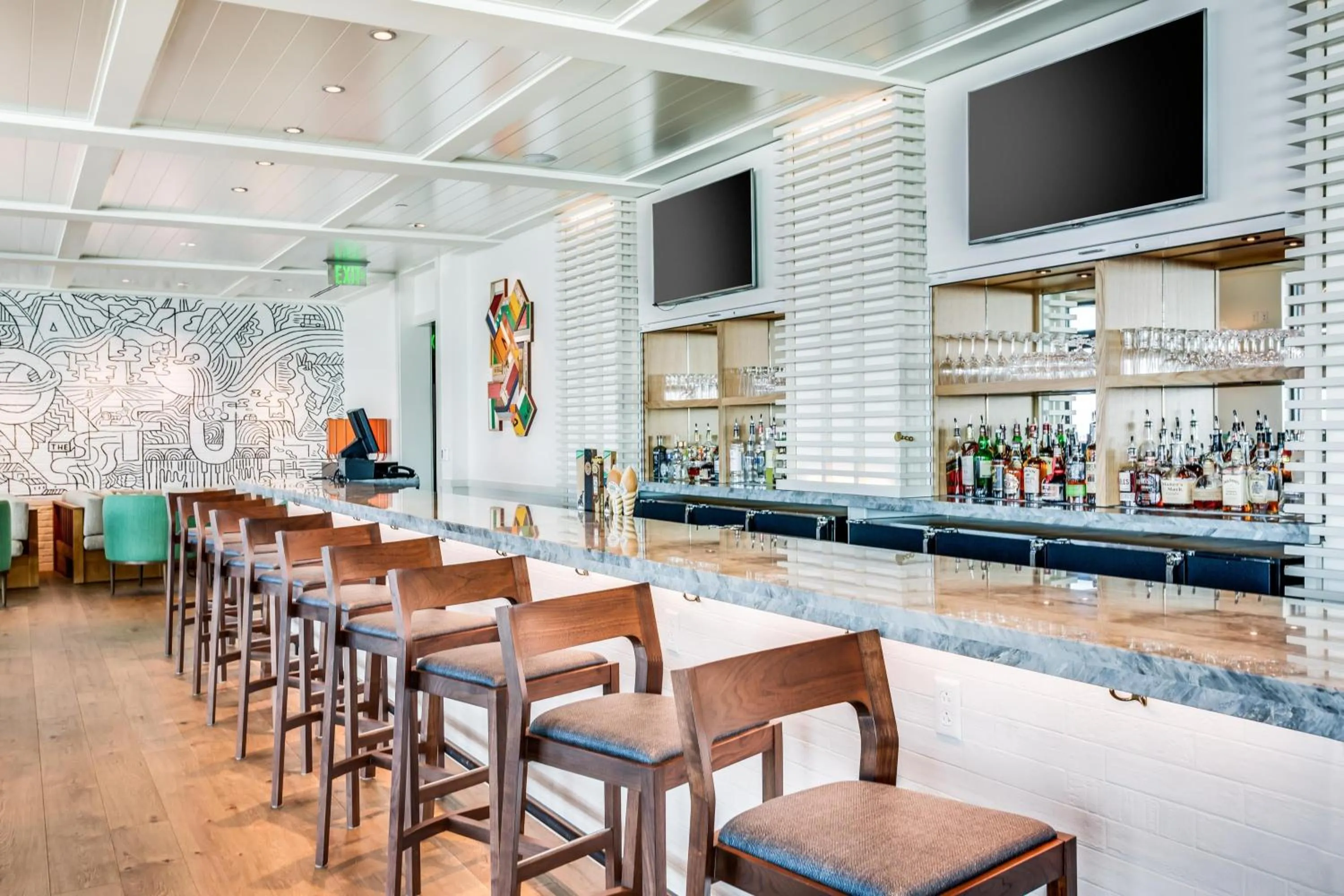 Lounge or bar in The Lodge at Gulf State Park, A Hilton Hotel