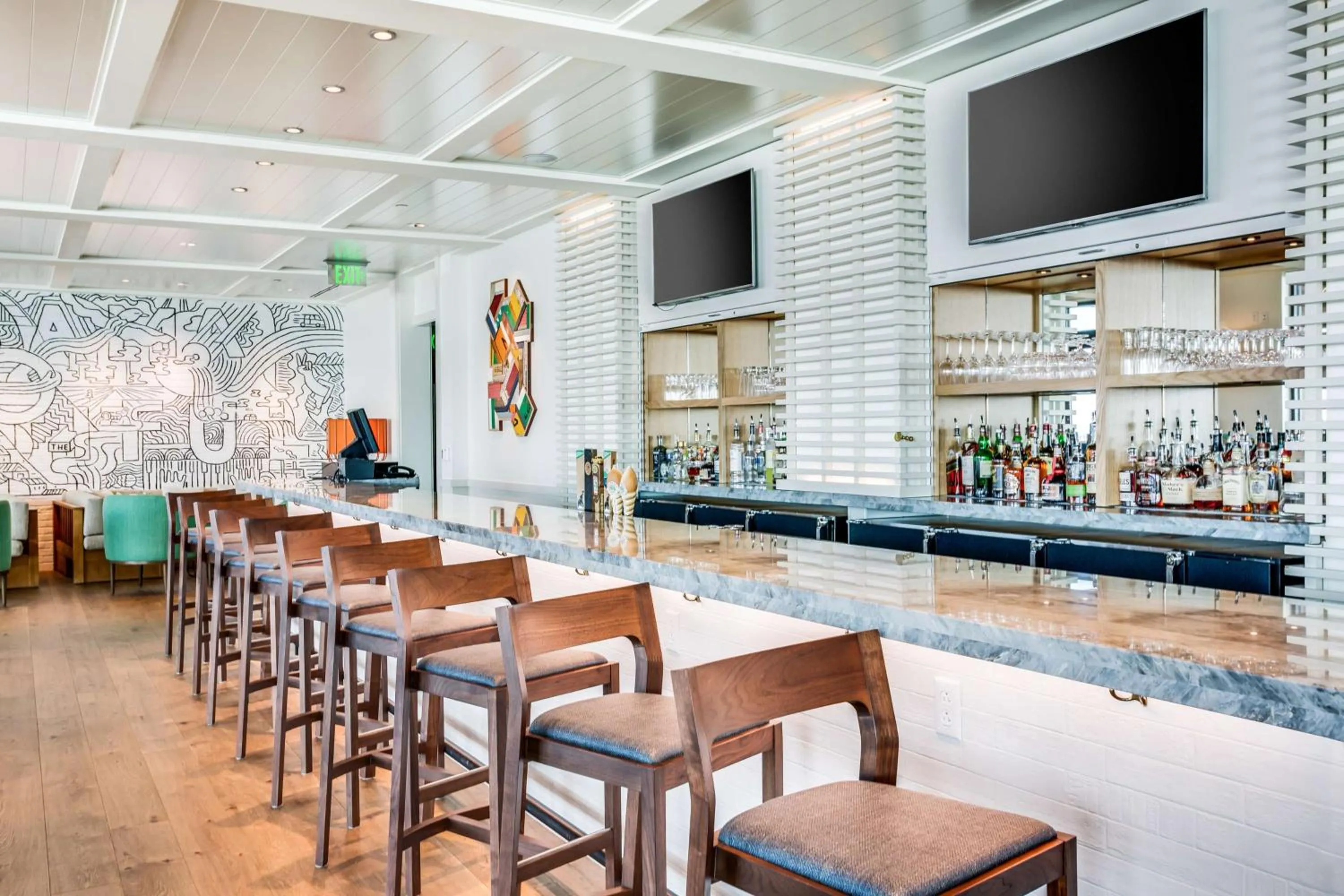 Lounge or bar in The Lodge at Gulf State Park, A Hilton Hotel