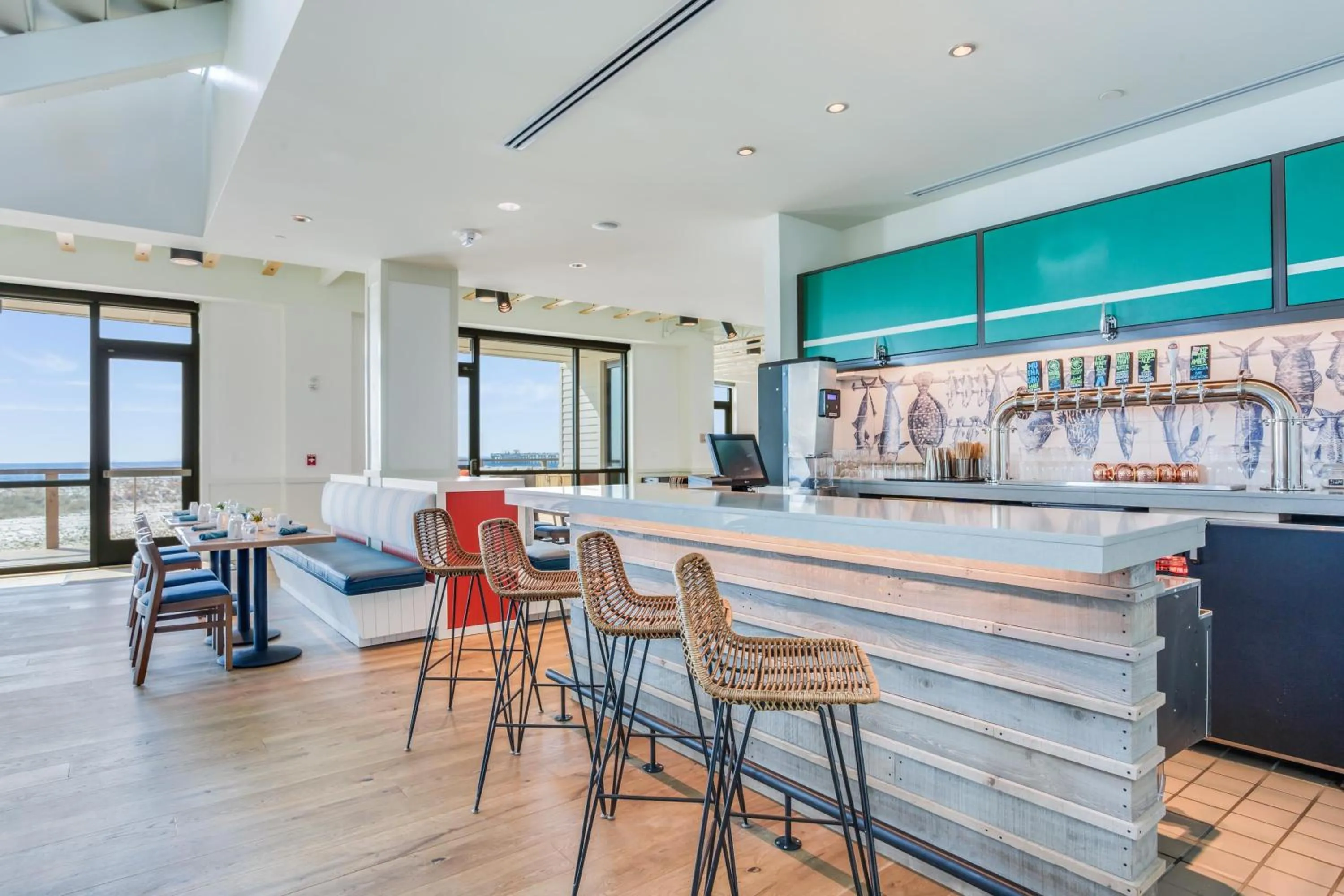 Lounge or bar in The Lodge at Gulf State Park, A Hilton Hotel