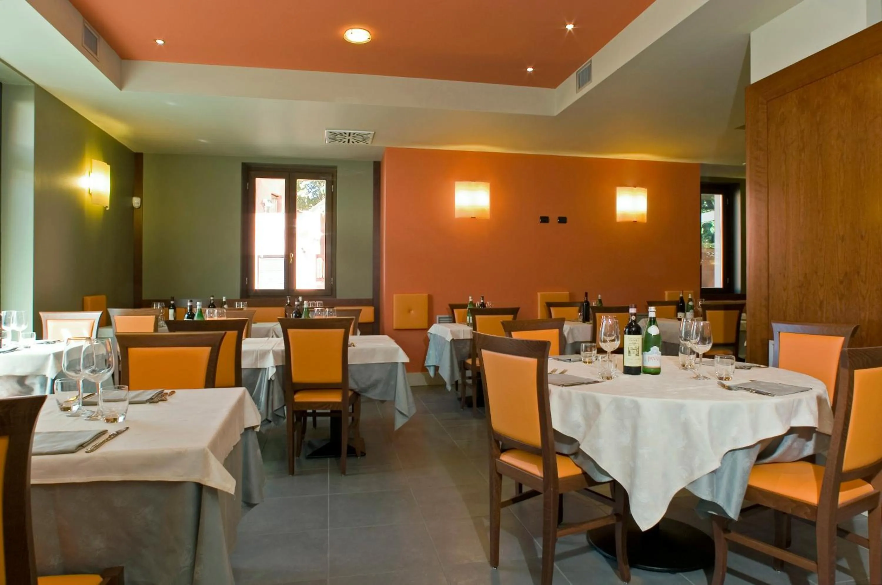 Restaurant/places to eat in Hotel Mosca
