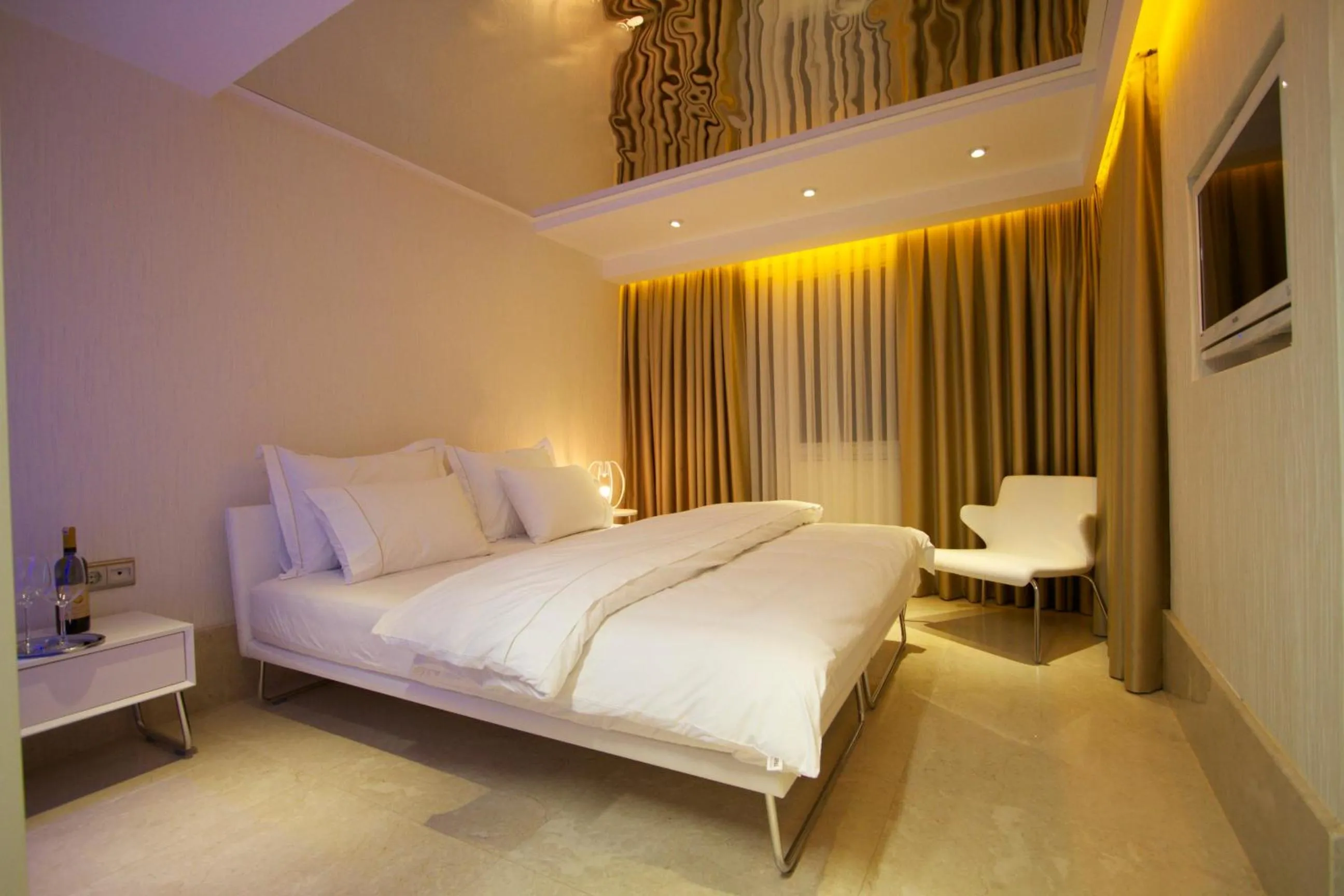 Photo of the whole room, Bed in Venn Boutique Hotel