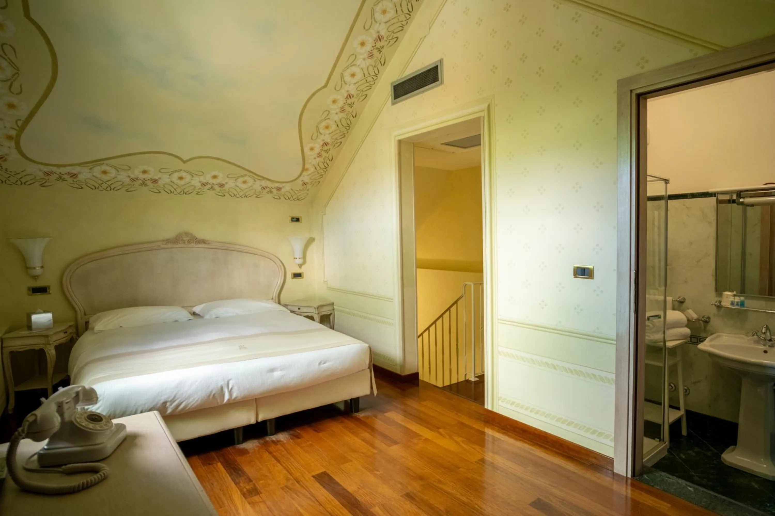 Bedroom, Bed in Suite Hotel Nettuno