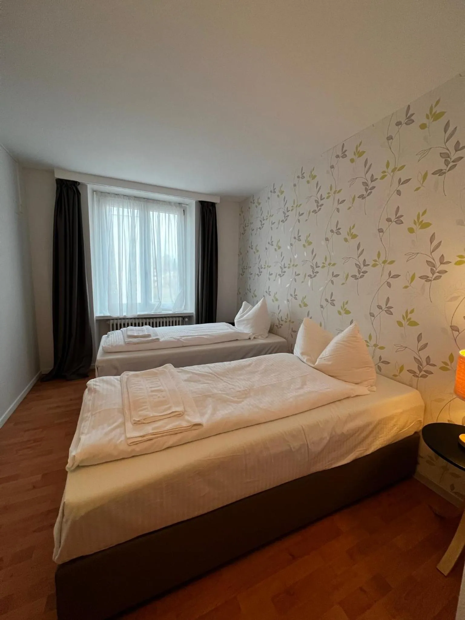 Photo of the whole room, Bed in smartroom Rössli Hunzenschwil