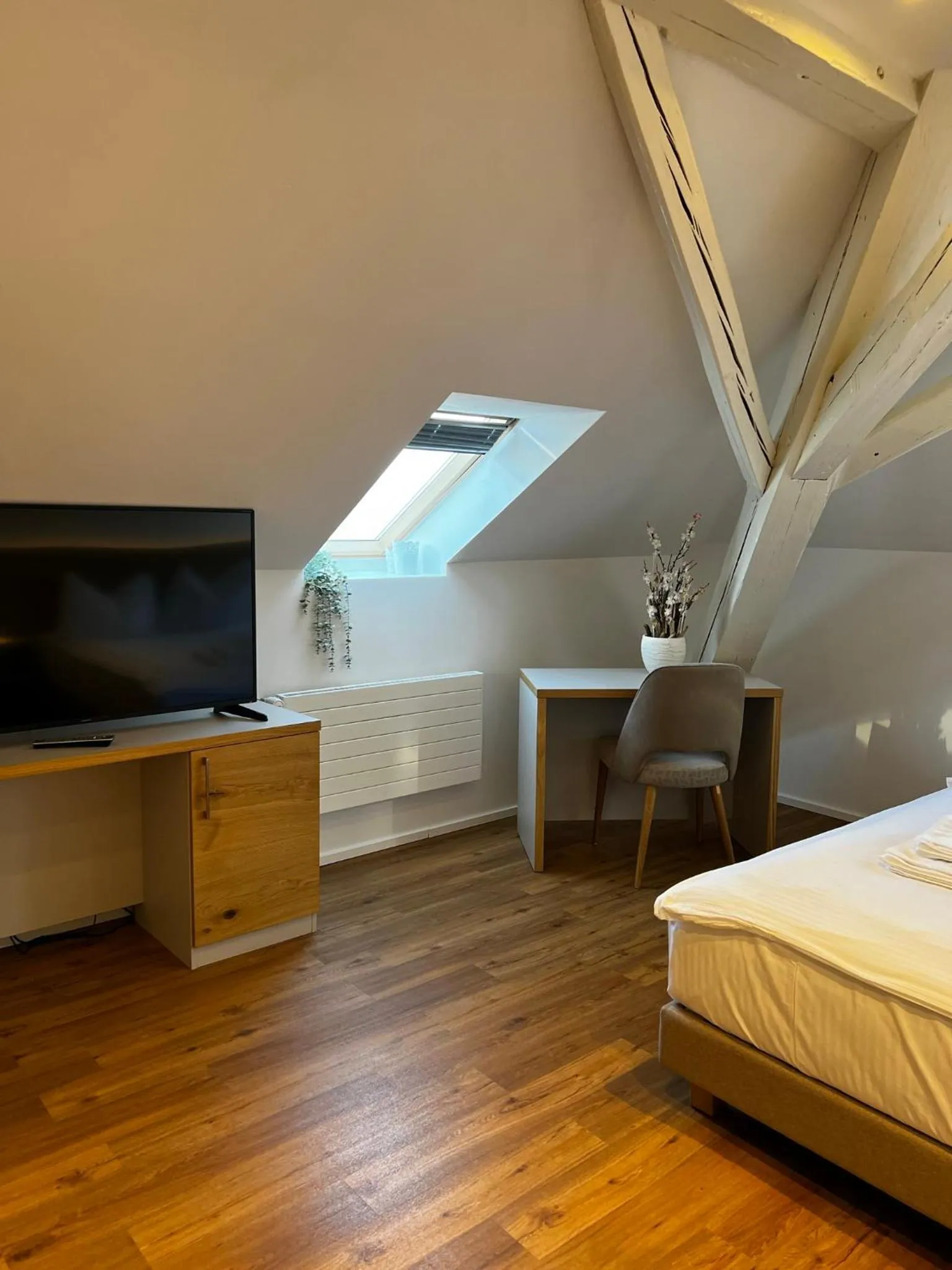 Photo of the whole room, Bed in smartroom Rössli Hunzenschwil