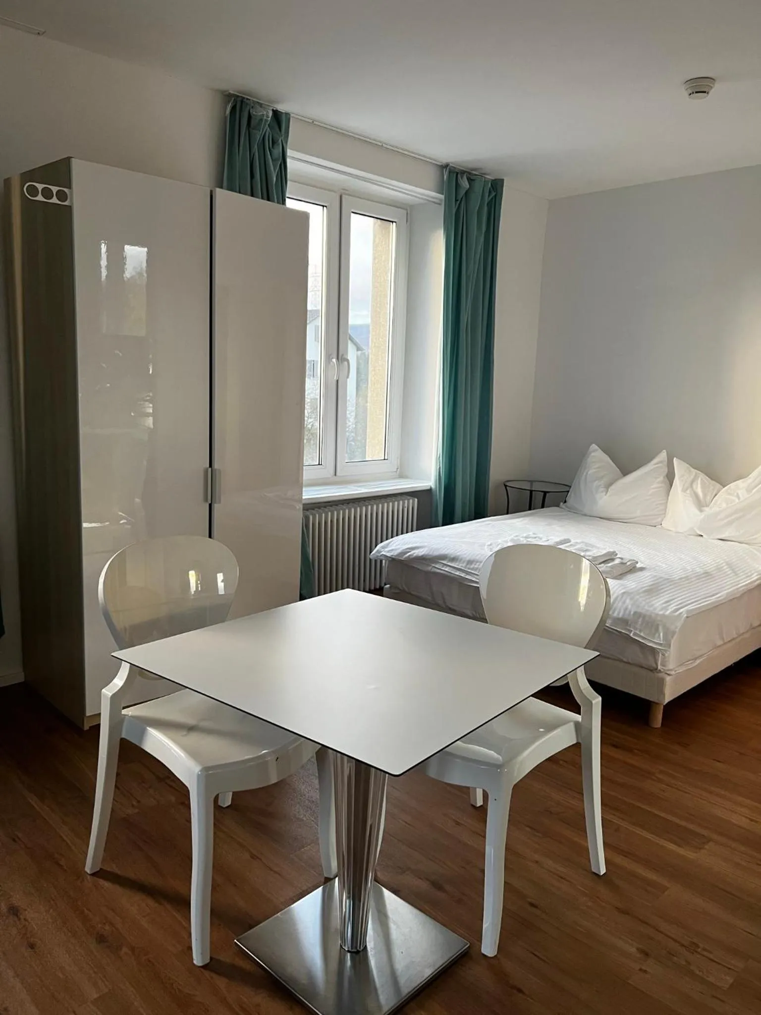 Photo of the whole room, Bed in smartroom Rössli Hunzenschwil