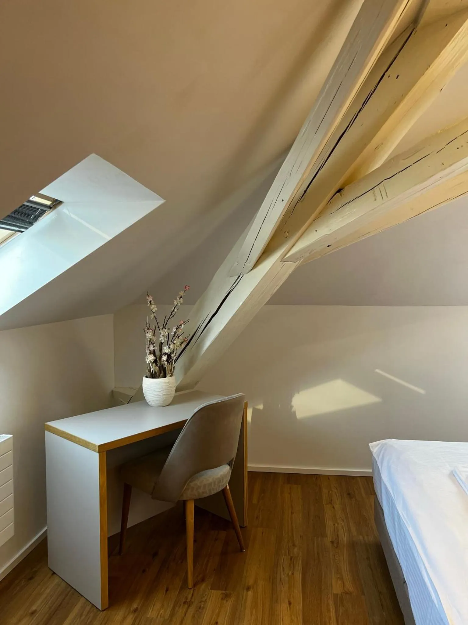 Photo of the whole room, Bed in smartroom Rössli Hunzenschwil