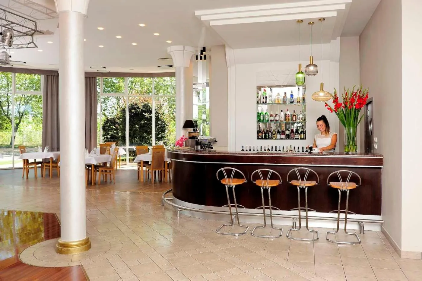 Restaurant/places to eat in Hotel Preemier