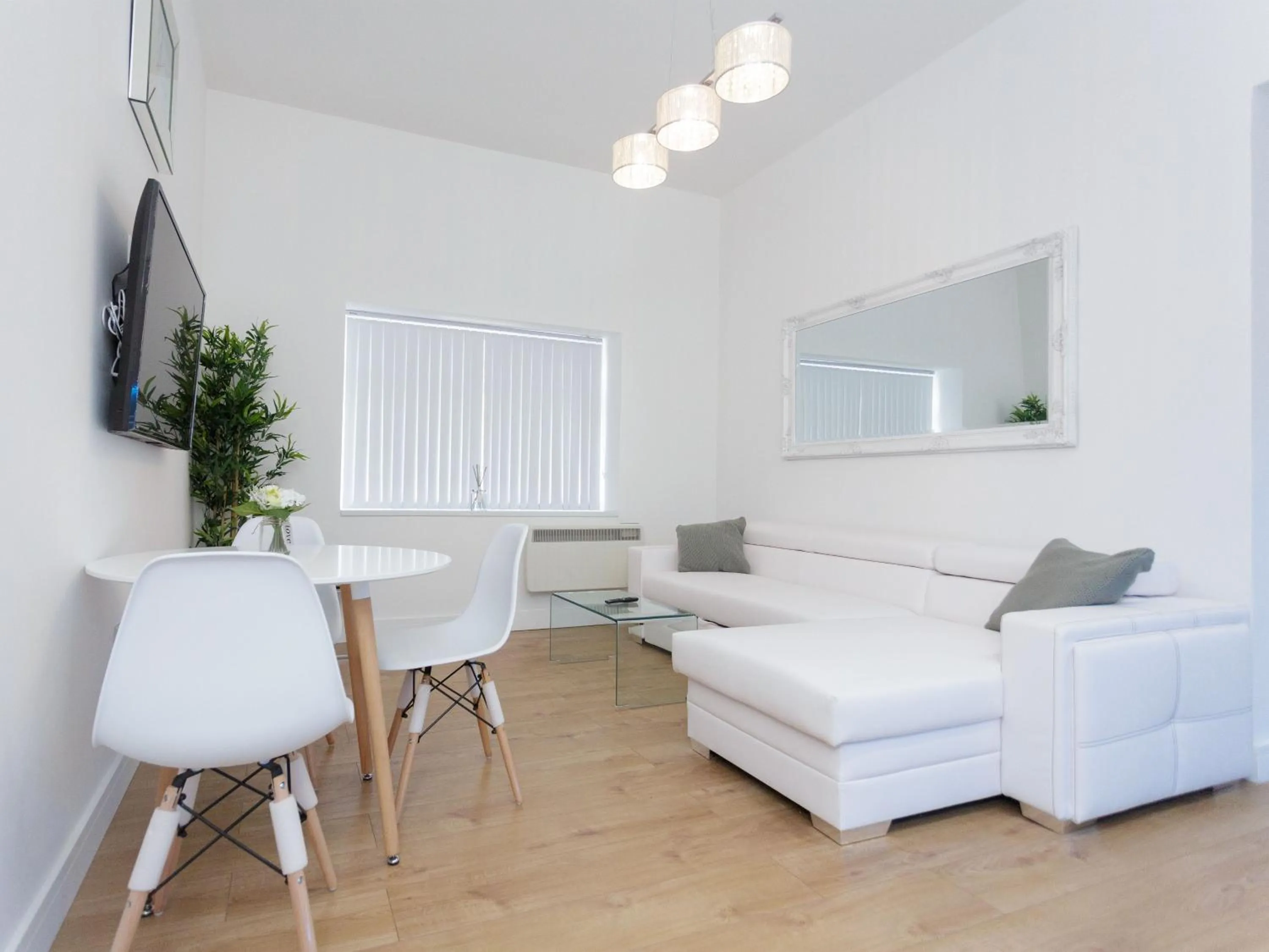Living room, Bed in Live in Leeds Greenhill Bungalows