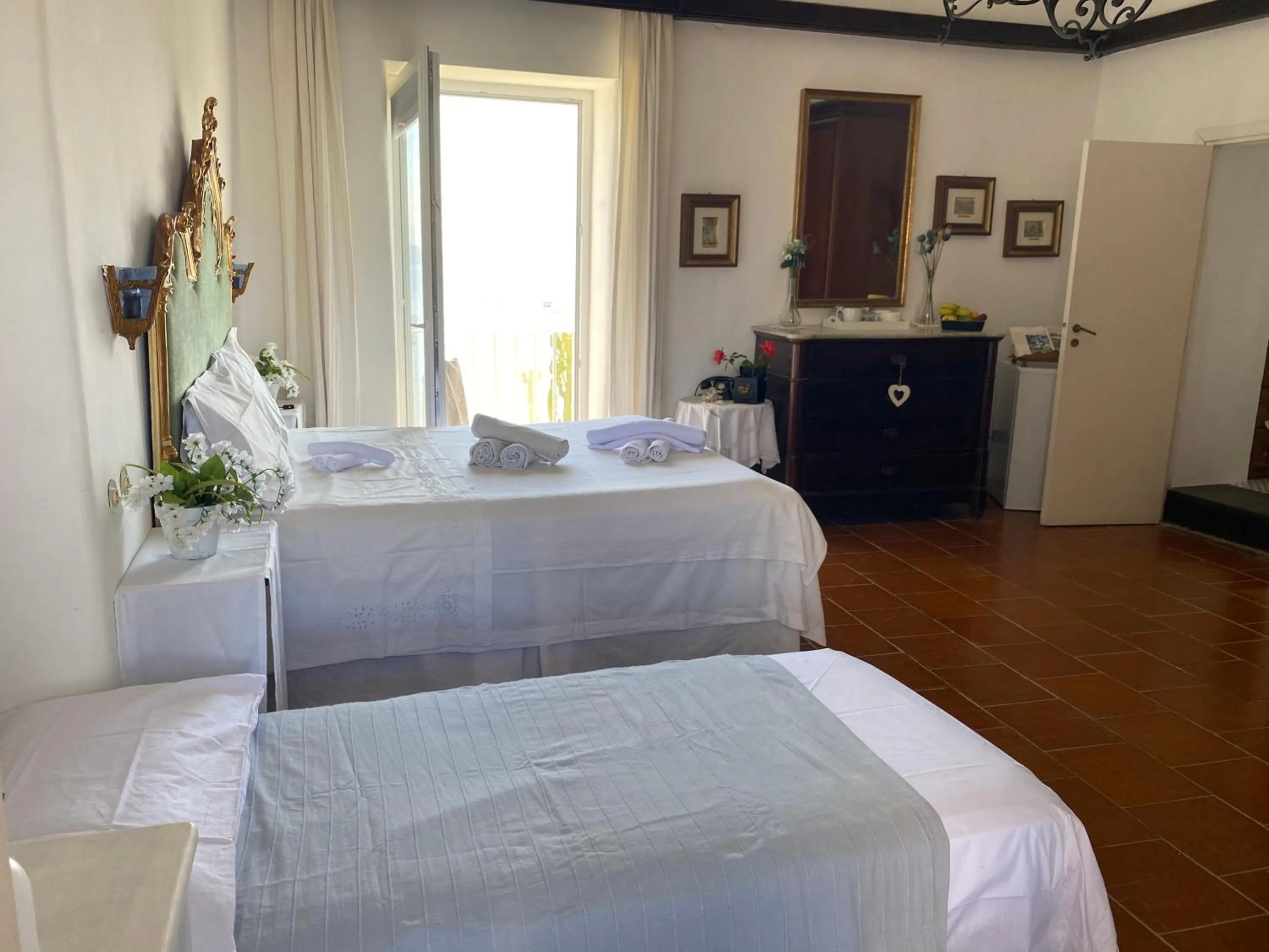 Photo of the whole room in Summer Paradise