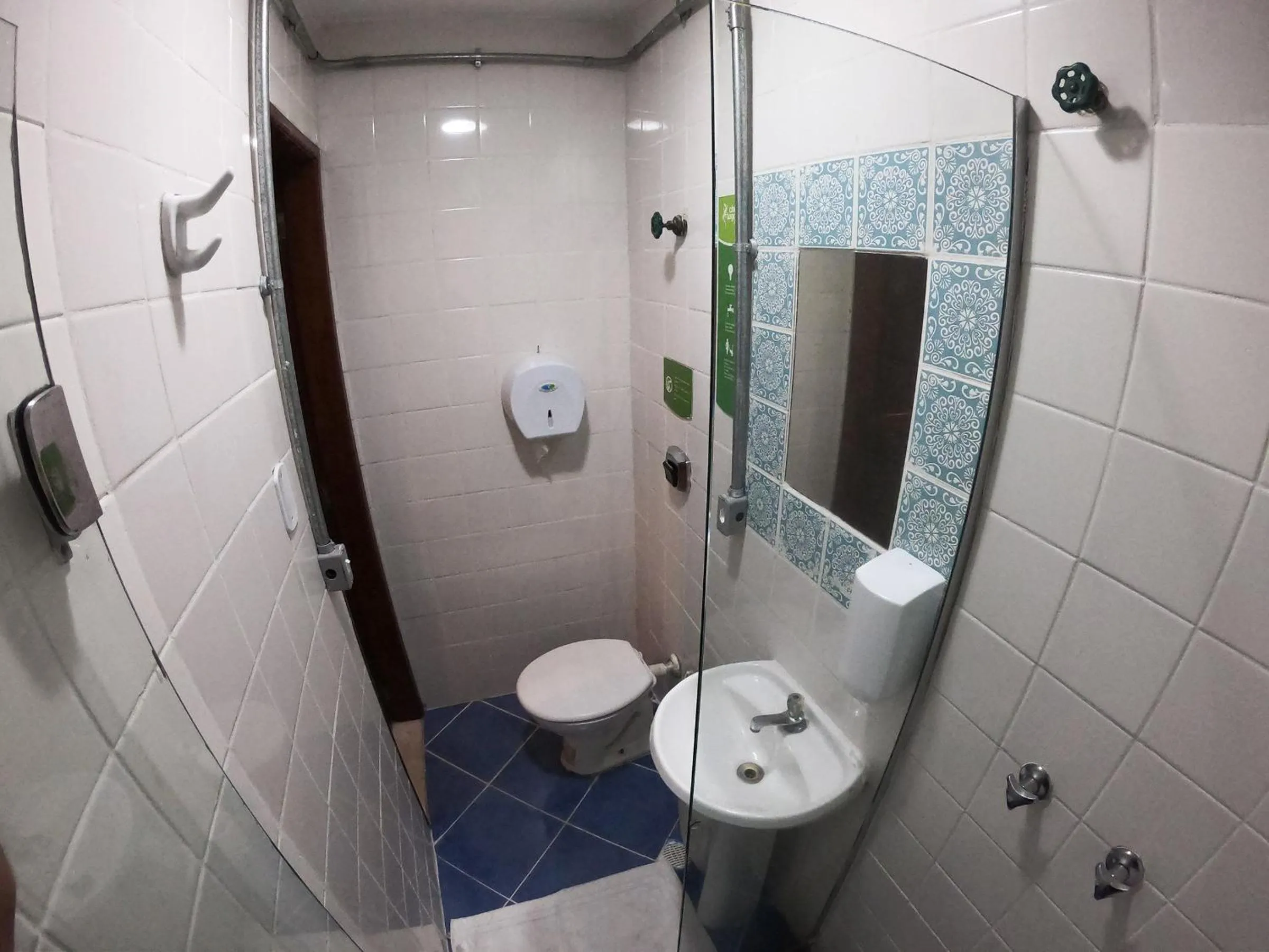 Bathroom in Che Lagarto Hostel Copacabana