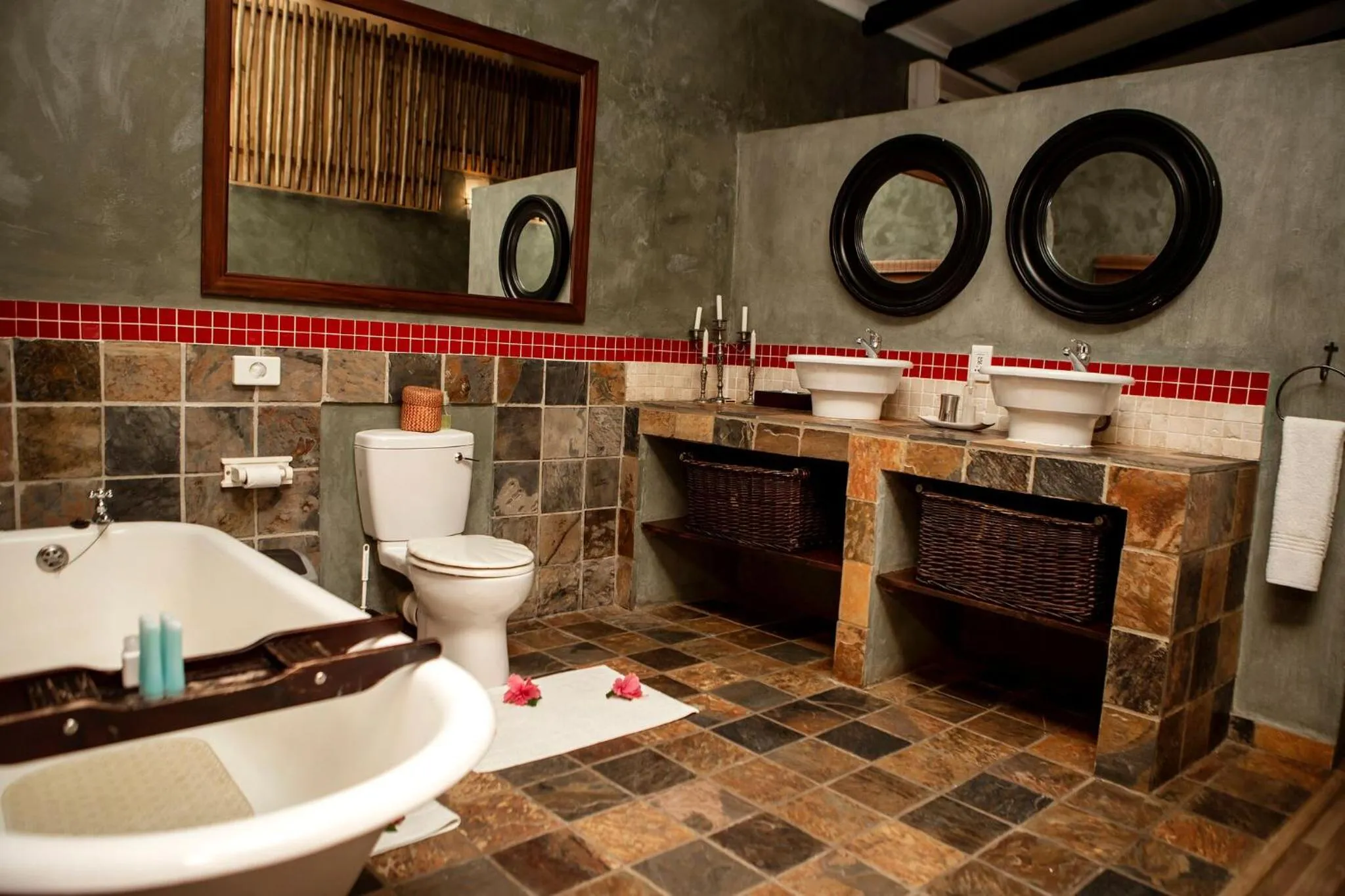 Bathroom in Emdoneni Lodge with Zululand Cat Conservation Project