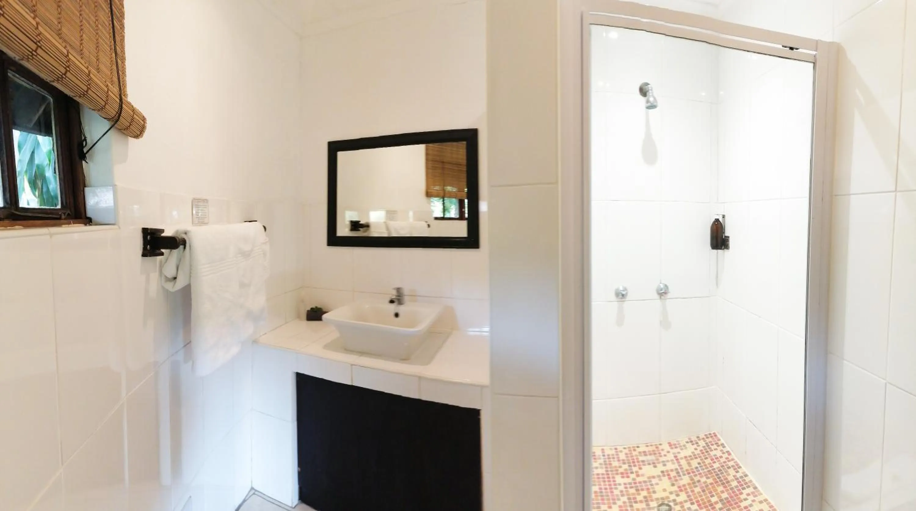 Bathroom in Emdoneni Lodge with Zululand Cat Conservation Project