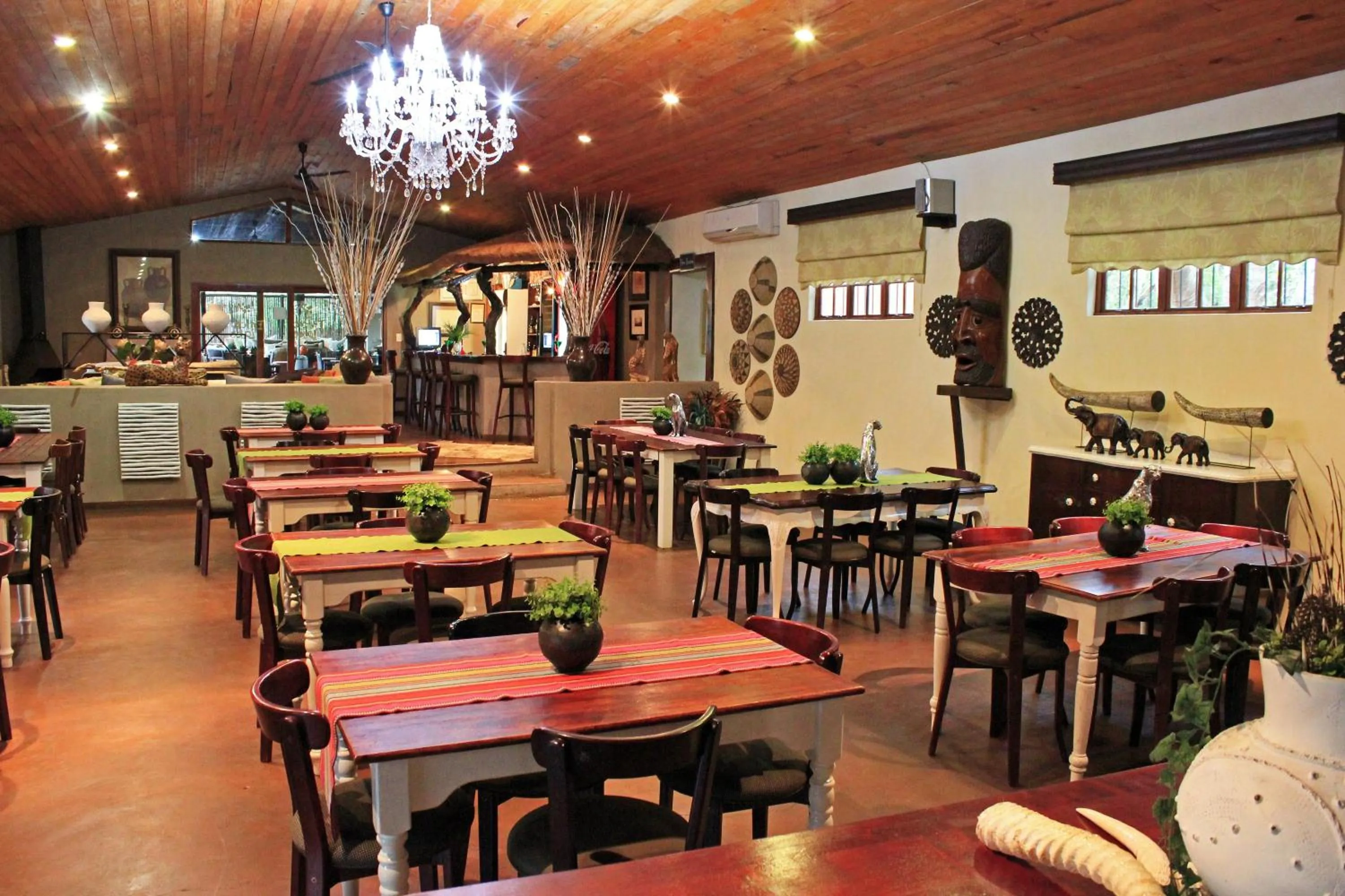 Restaurant/places to eat in Emdoneni Lodge with Zululand Cat Conservation Project