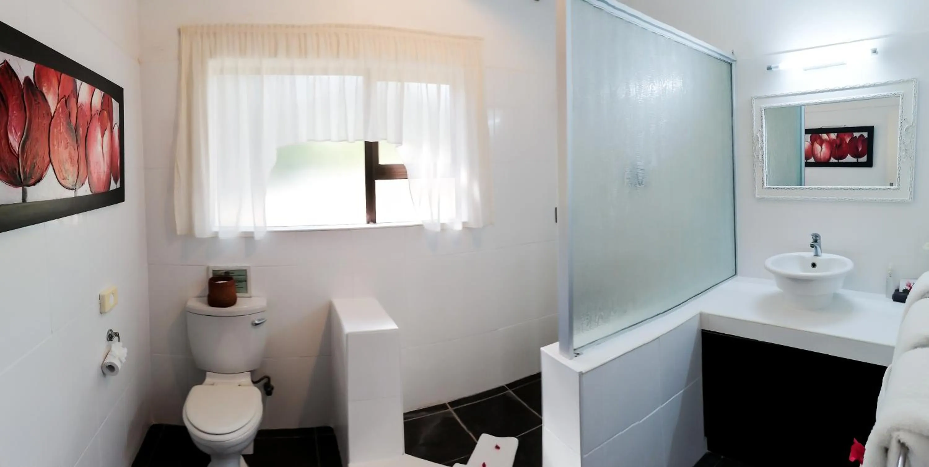 Shower in Emdoneni Lodge with Zululand Cat Conservation Project