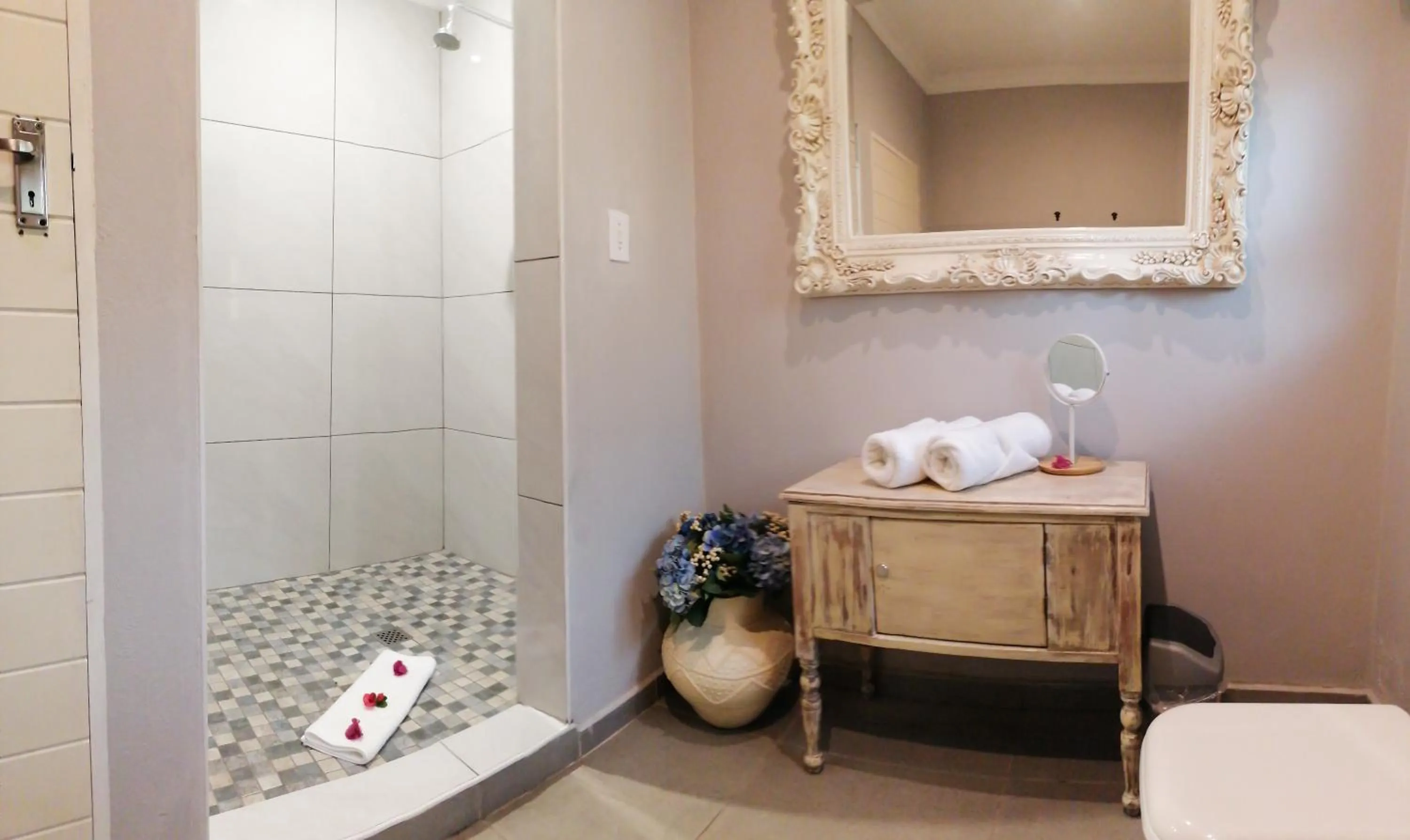 Bathroom in Emdoneni Lodge with Zululand Cat Conservation Project