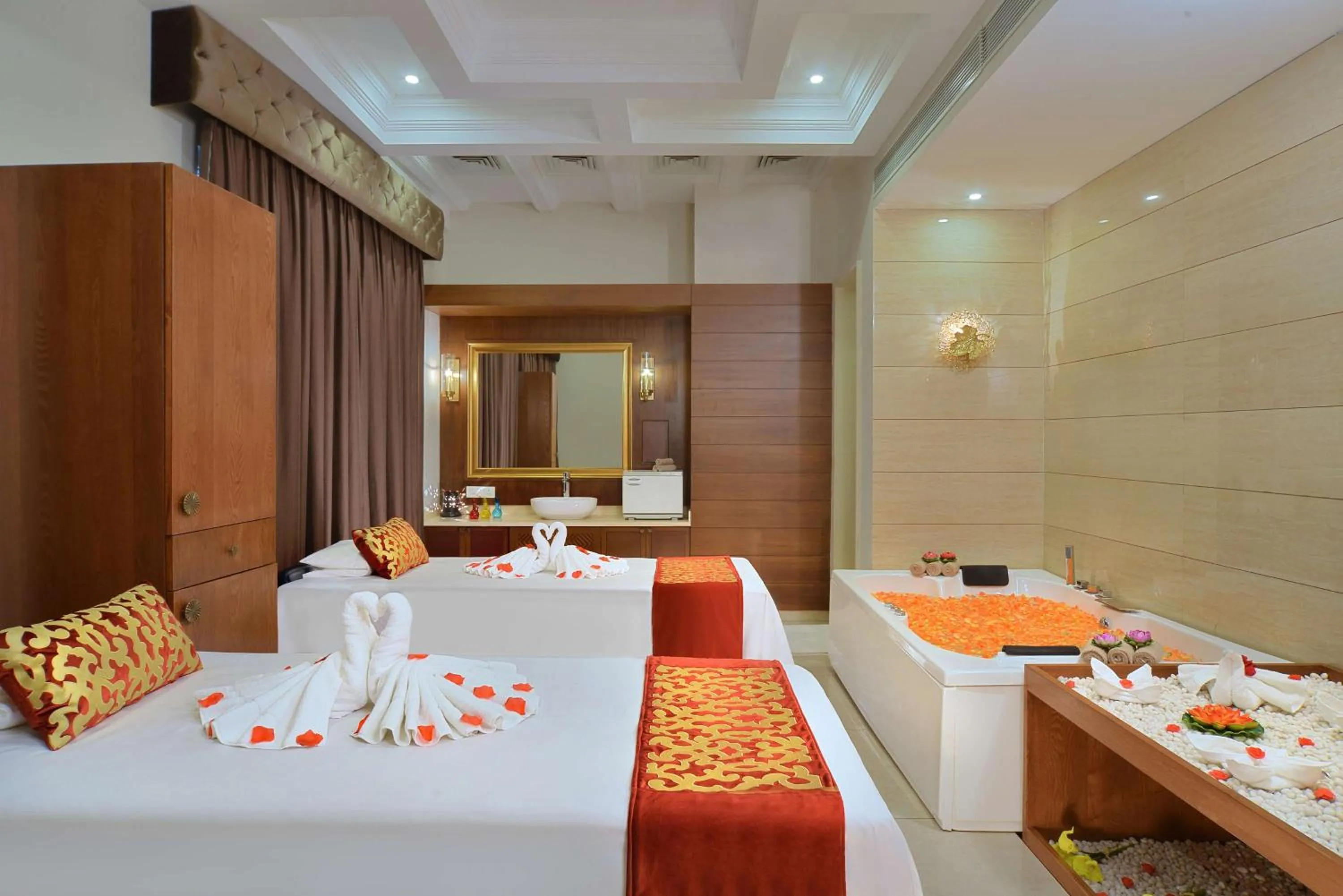 Spa and wellness centre/facilities, Bed in Radisson Chandigarh Zirakpur