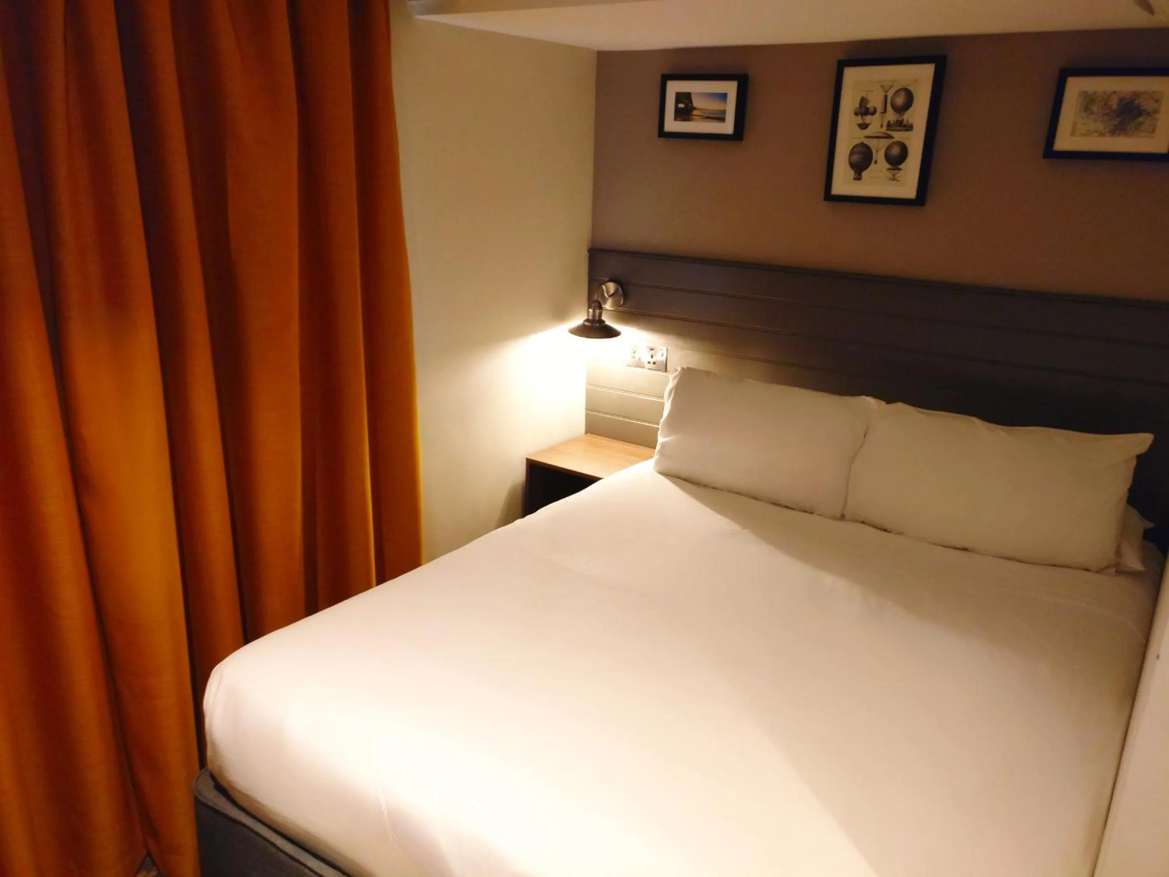 Bedroom, Bed in Almondsbury Interchange Hotel