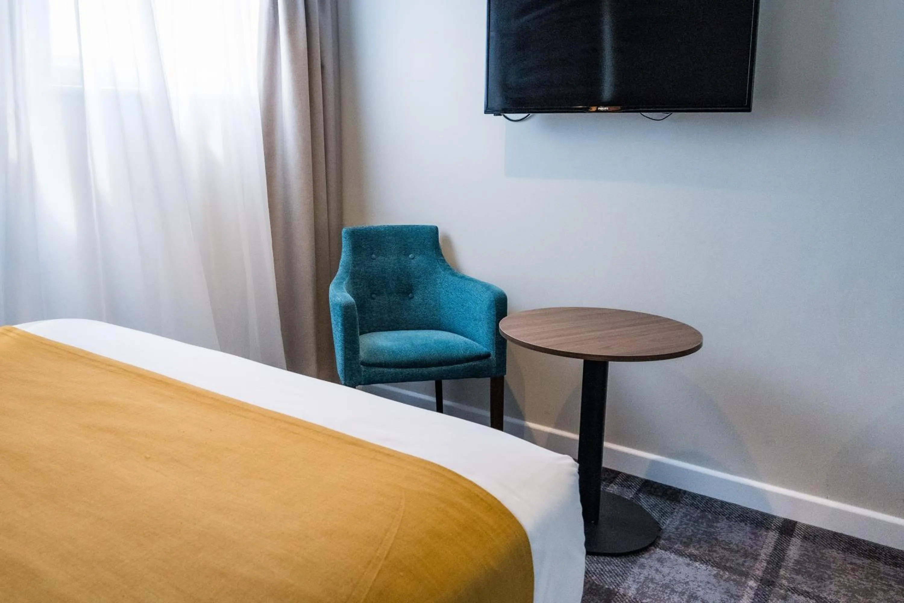 Seating area, Bed in Almondsbury Interchange Hotel