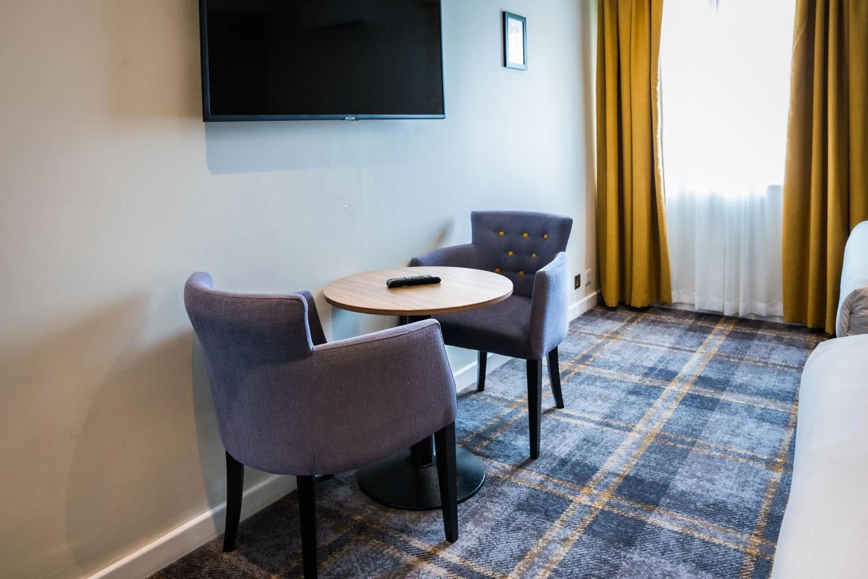 Seating area, Bed in Almondsbury Interchange Hotel