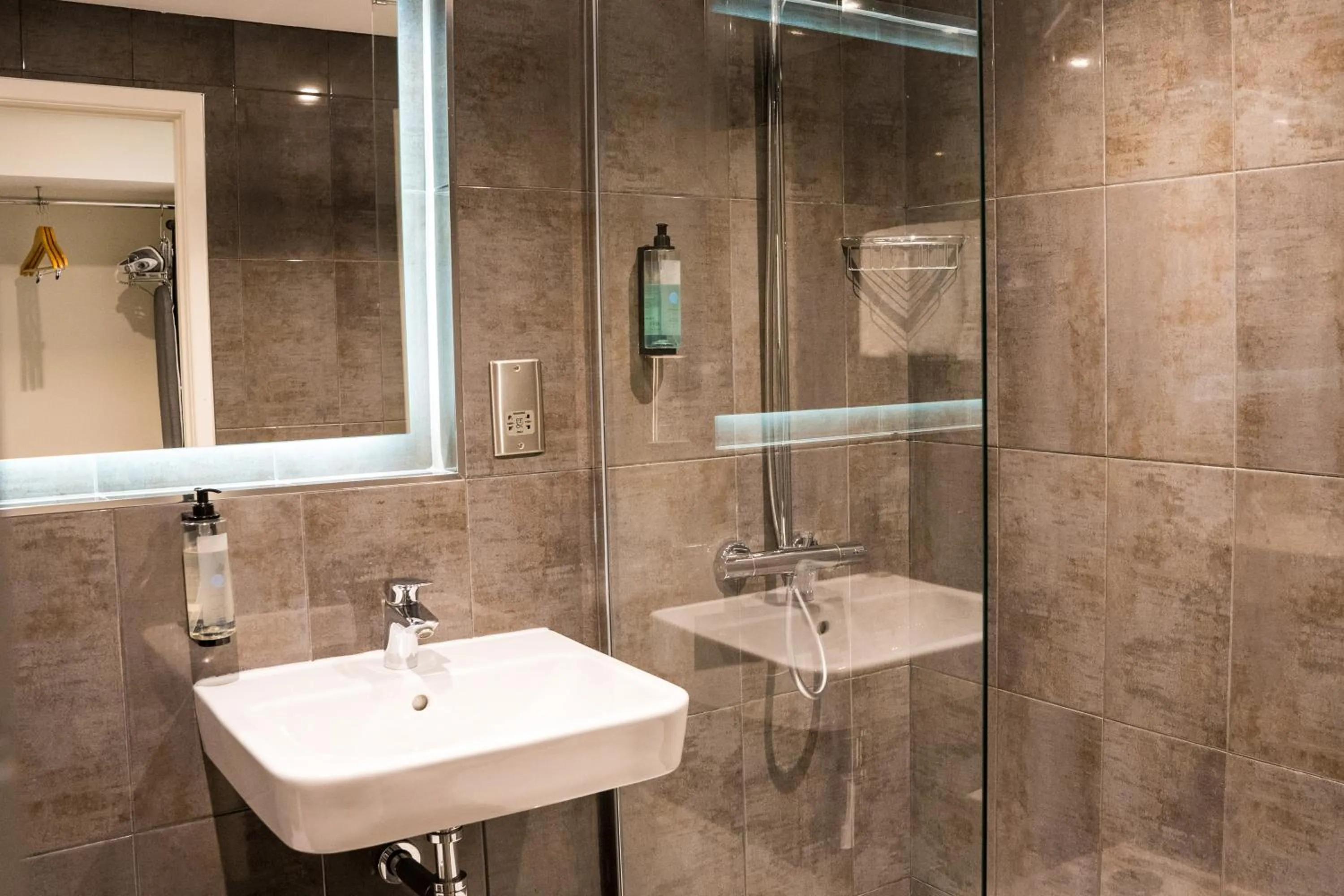 Shower in Almondsbury Interchange Hotel